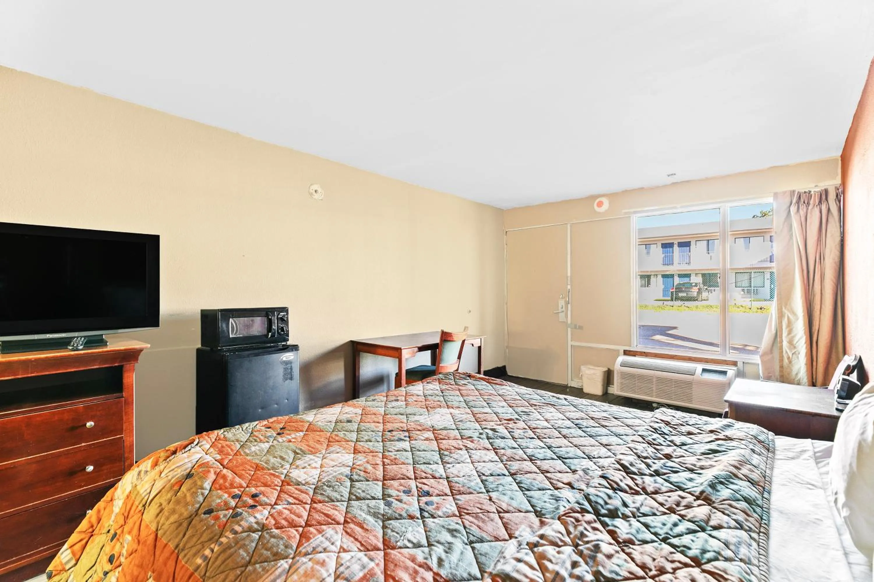 Bedroom, Bed in Luxury Inn By Hotel O Hattiesburg, MS