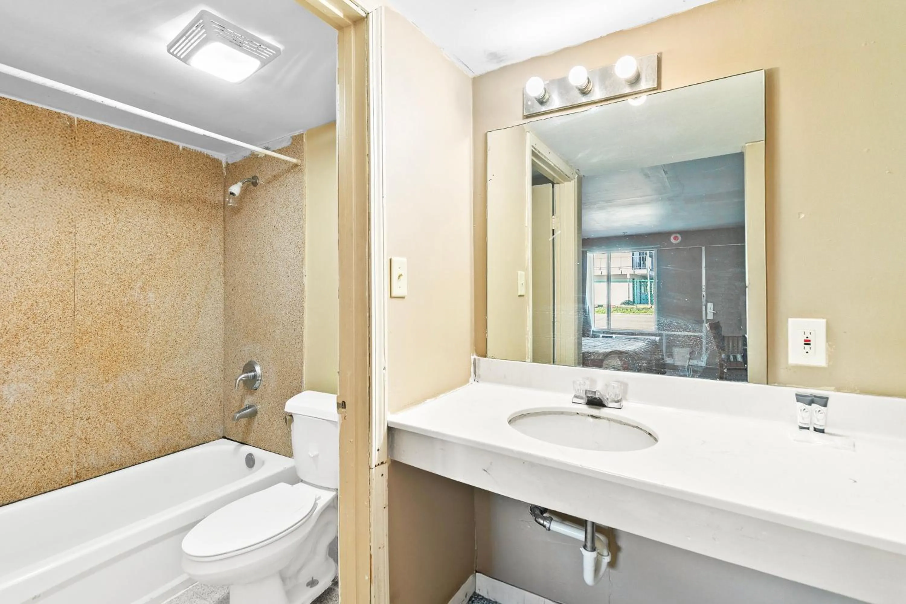 Bathroom in Luxury Inn By Hotel O Hattiesburg, MS