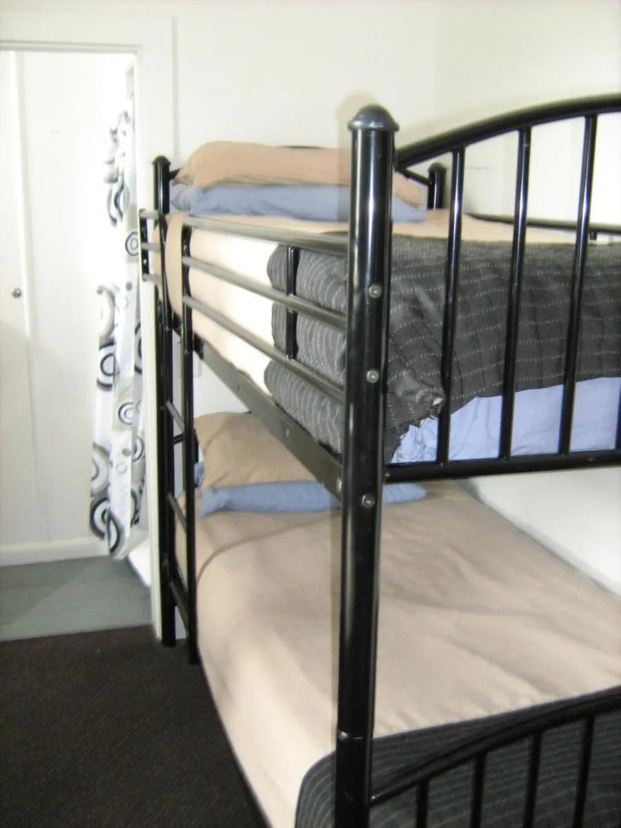 Bathroom, Bed in Downtown Backpackers & Accommodation