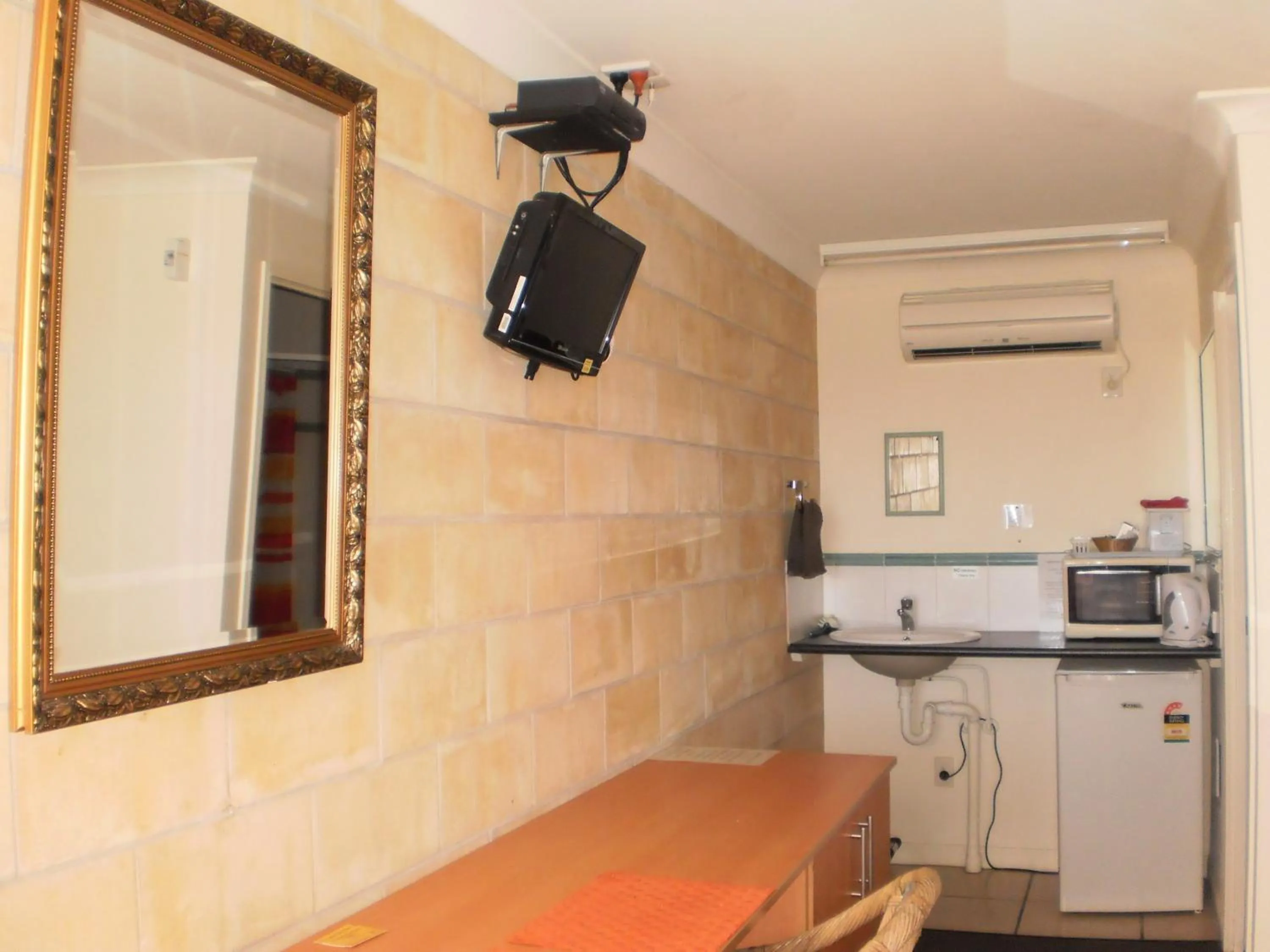 TV and multimedia in Country View Motel Ilbilbie