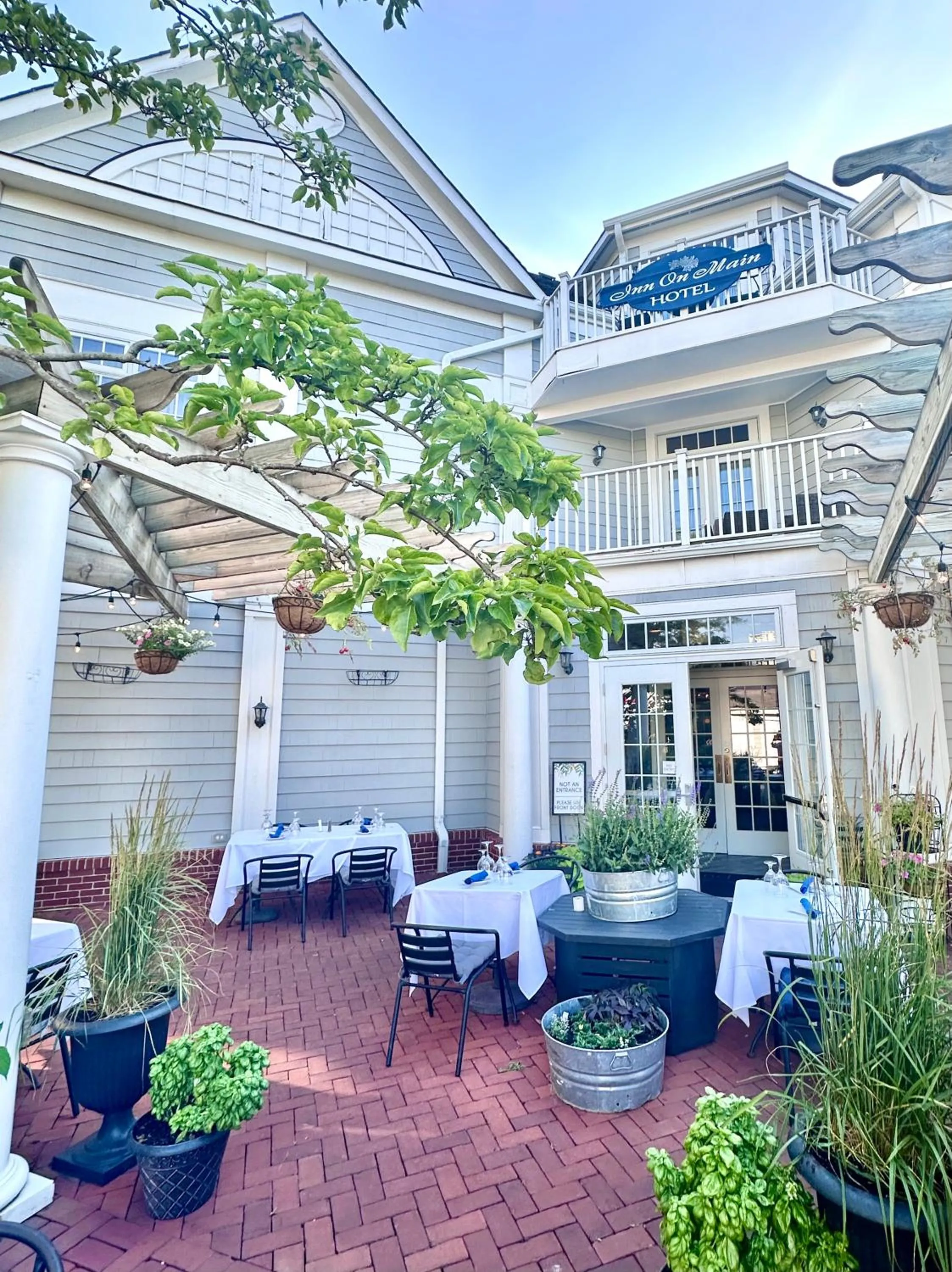 Restaurant/places to eat in Inn on Main Hotel