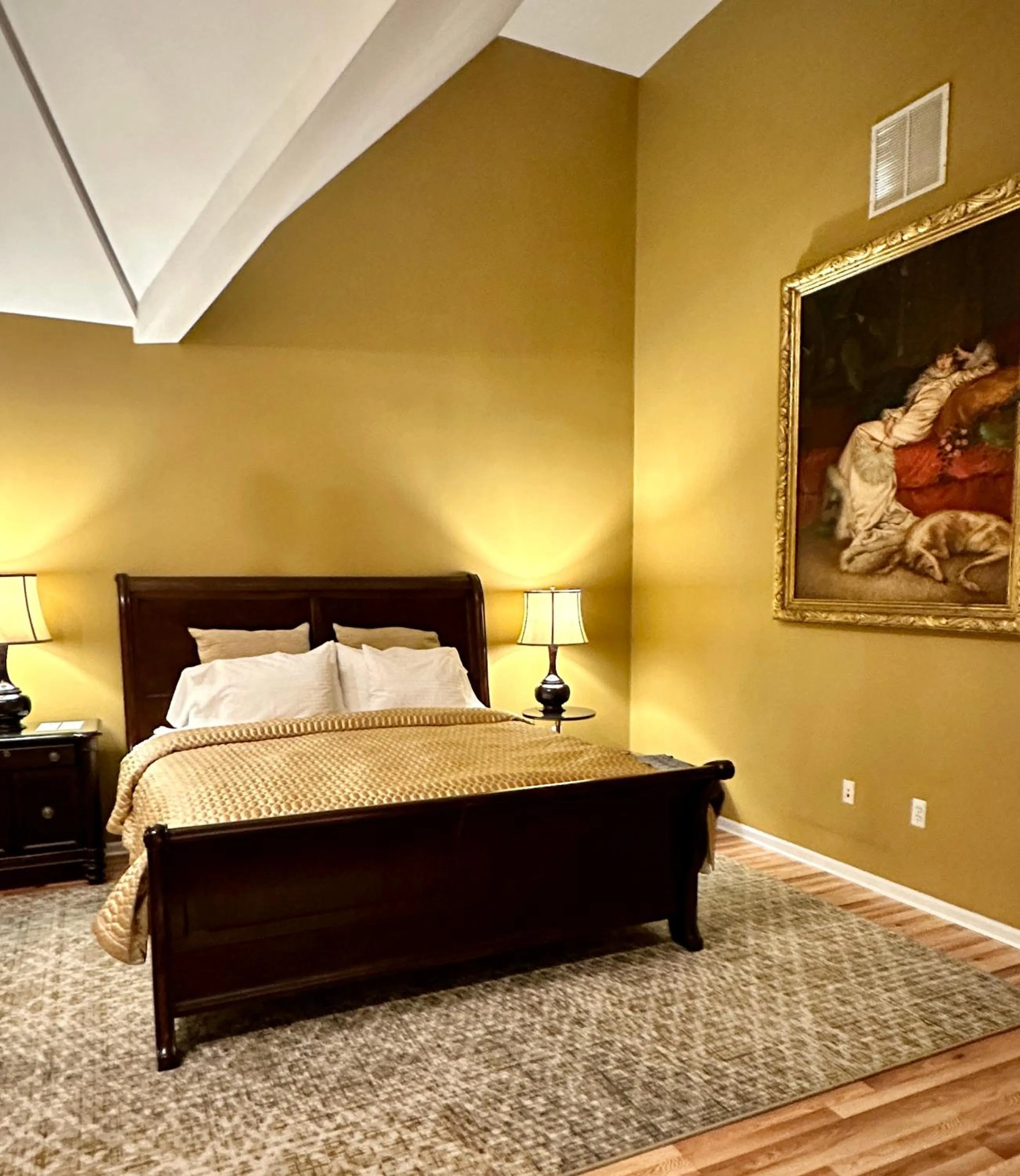 Bed in Inn on Main Hotel