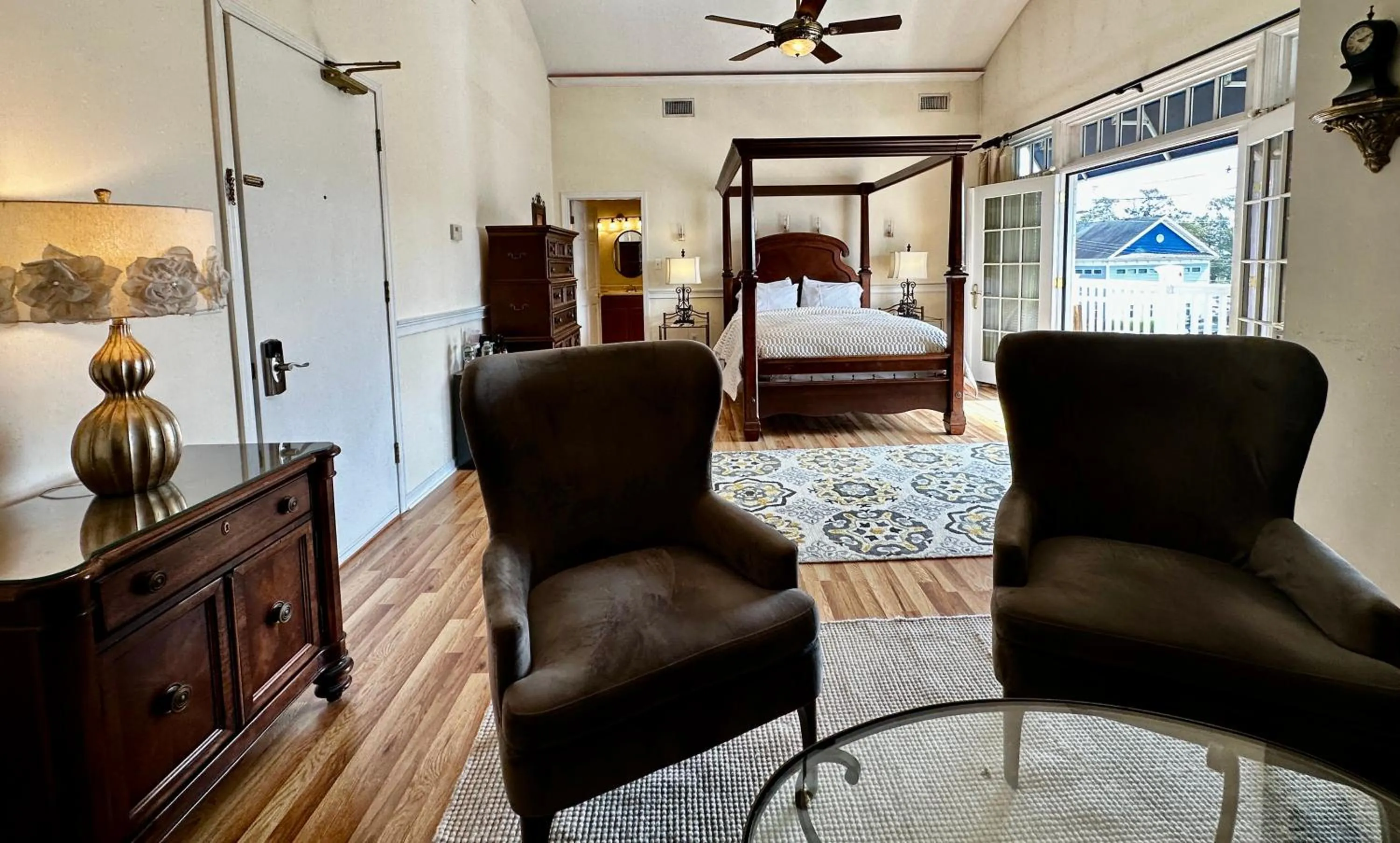 Bed in Inn on Main Hotel