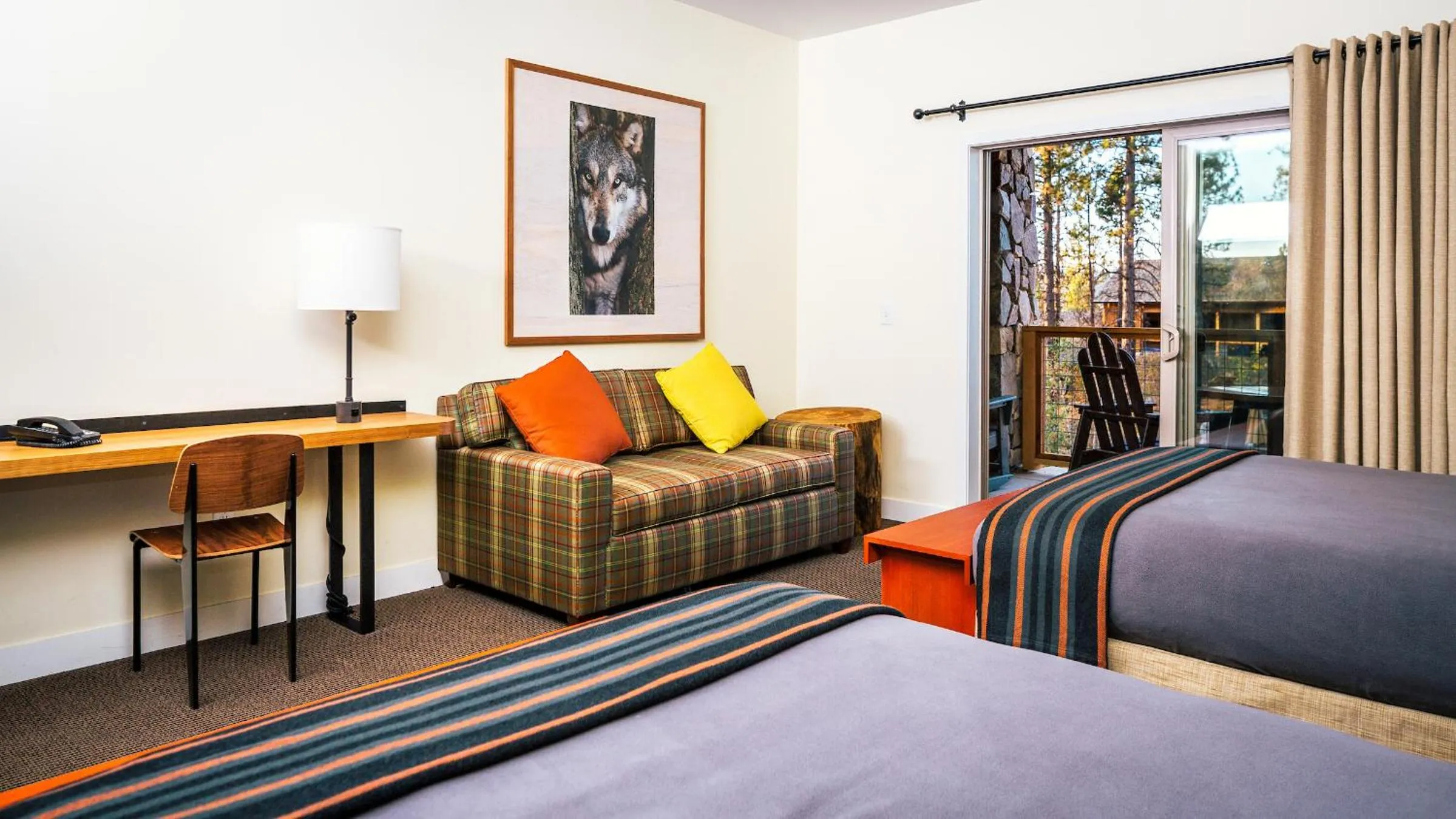 Seating area, Bed in Rush Creek Lodge at Yosemite