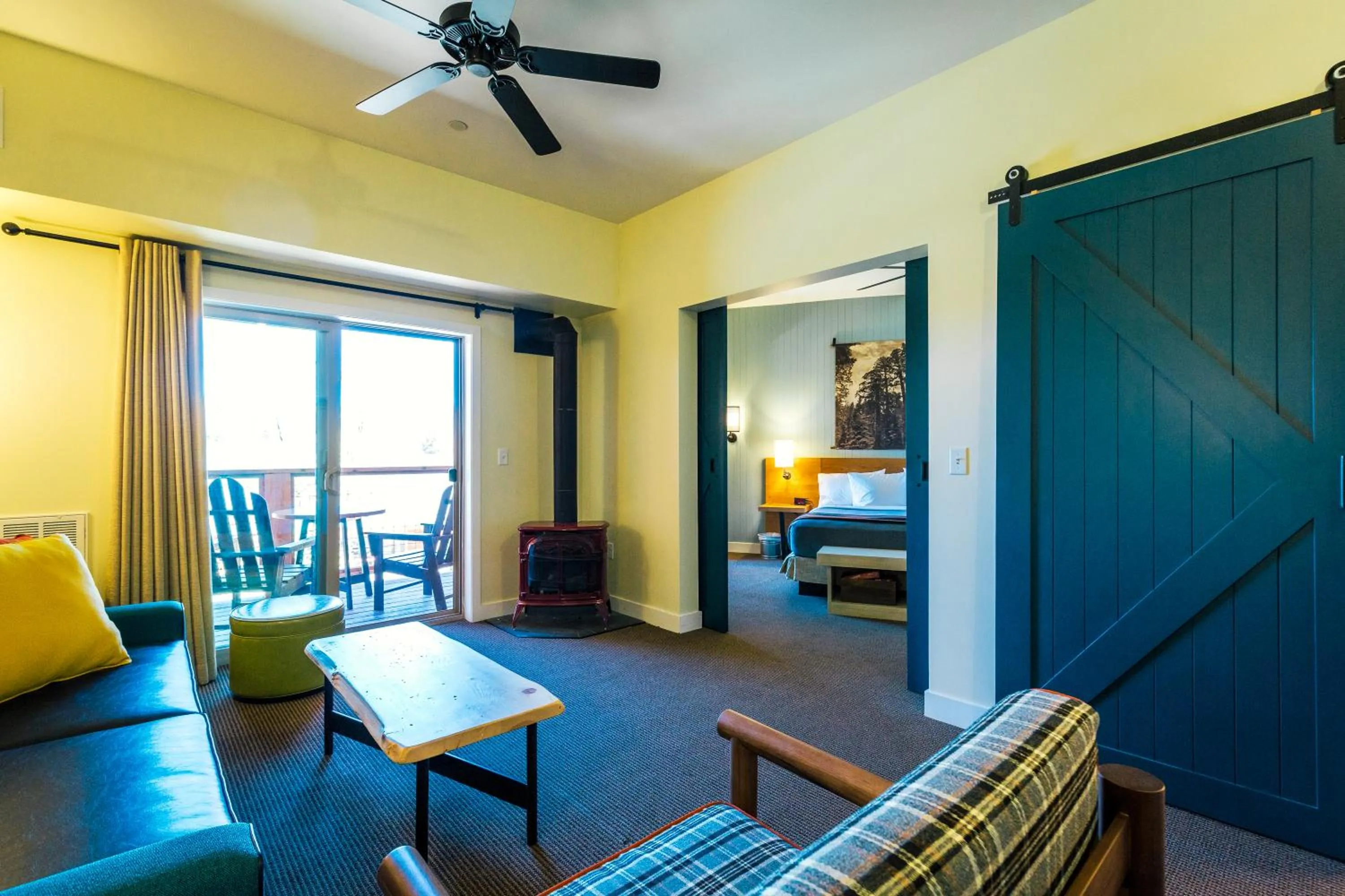 Living room, Bed in Rush Creek Lodge at Yosemite
