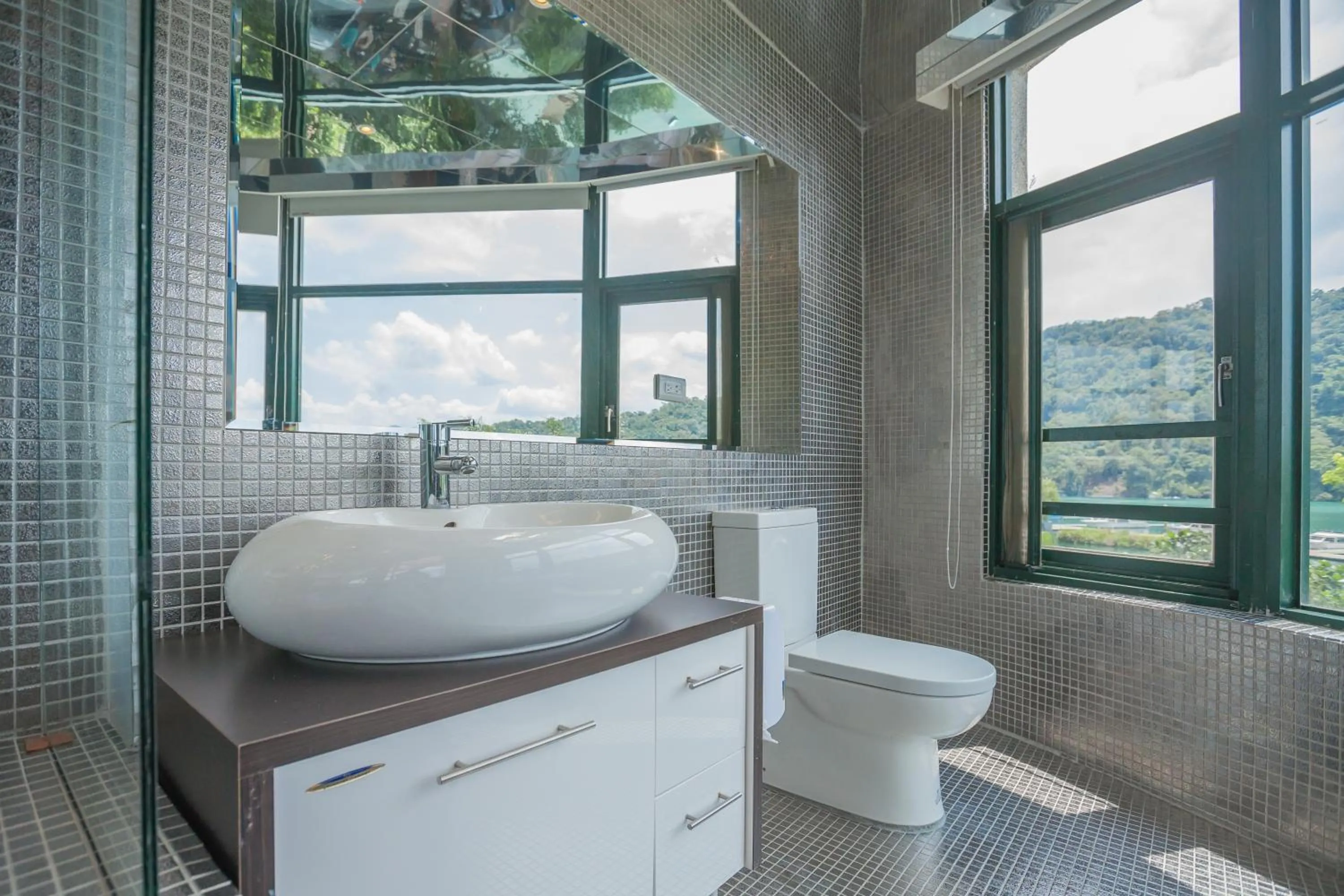 Shuian Lakeside Hotel