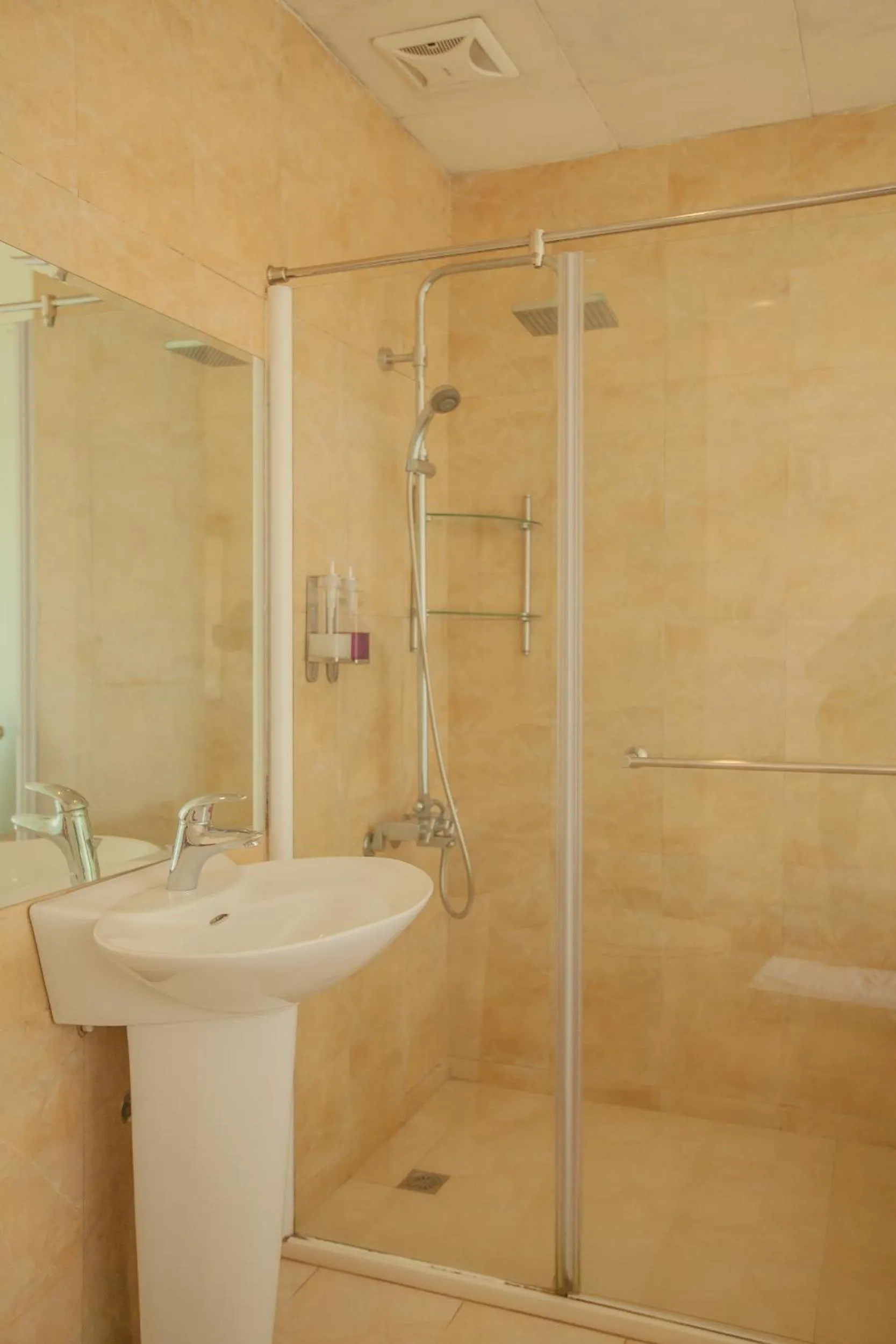 Shower in Shuian Lakeside Hotel