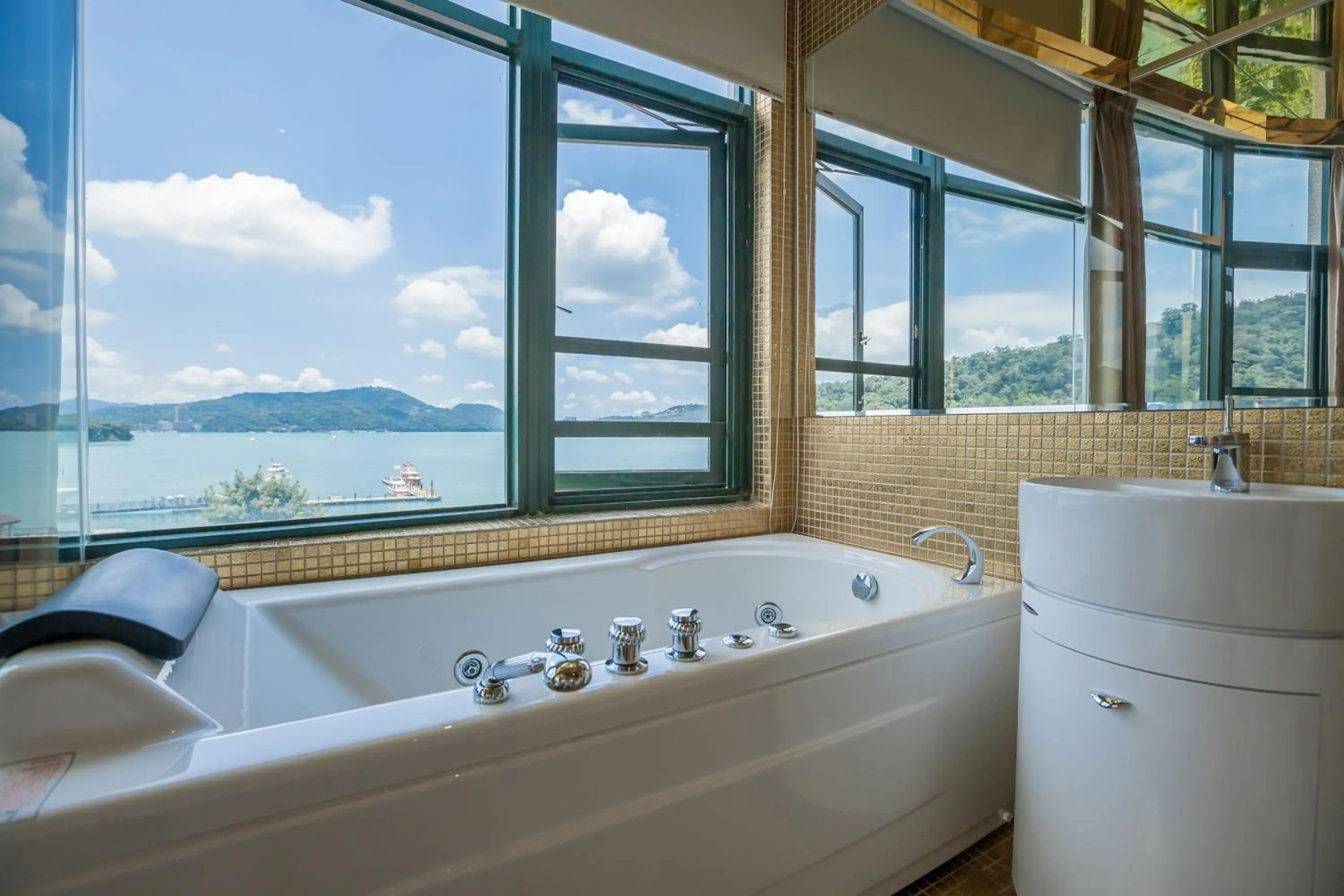 Shuian Lakeside Hotel