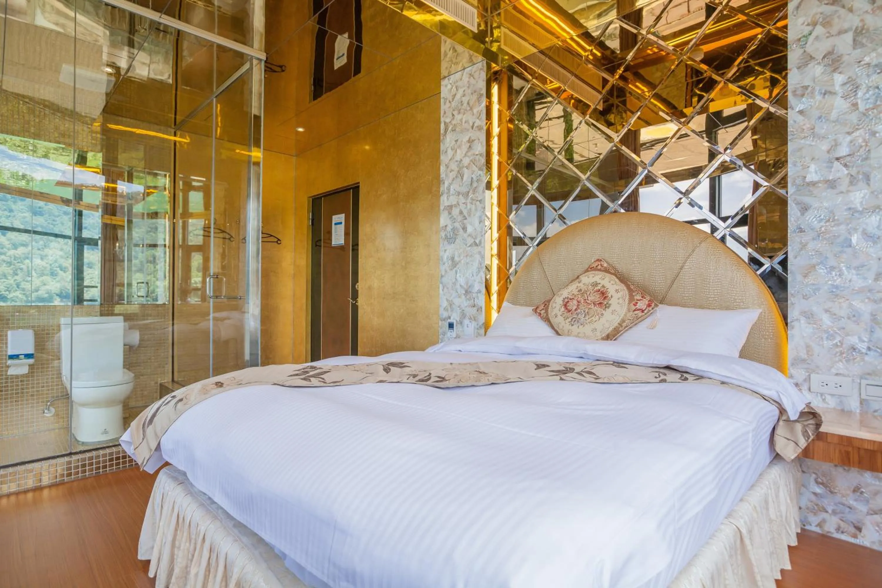 Photo of the whole room, Bed in Shuian Lakeside Hotel