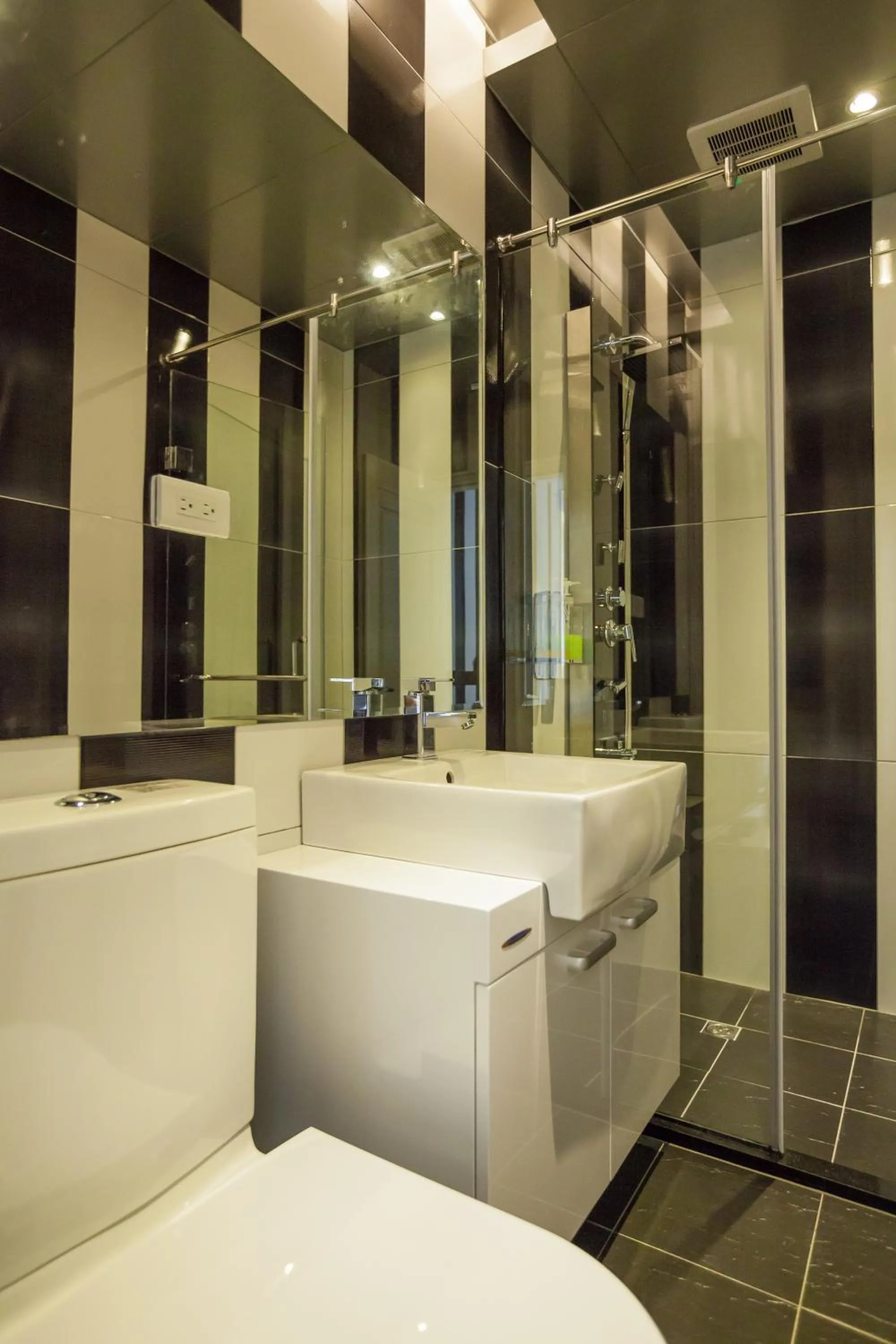 Bathroom in Shuian Lakeside Hotel