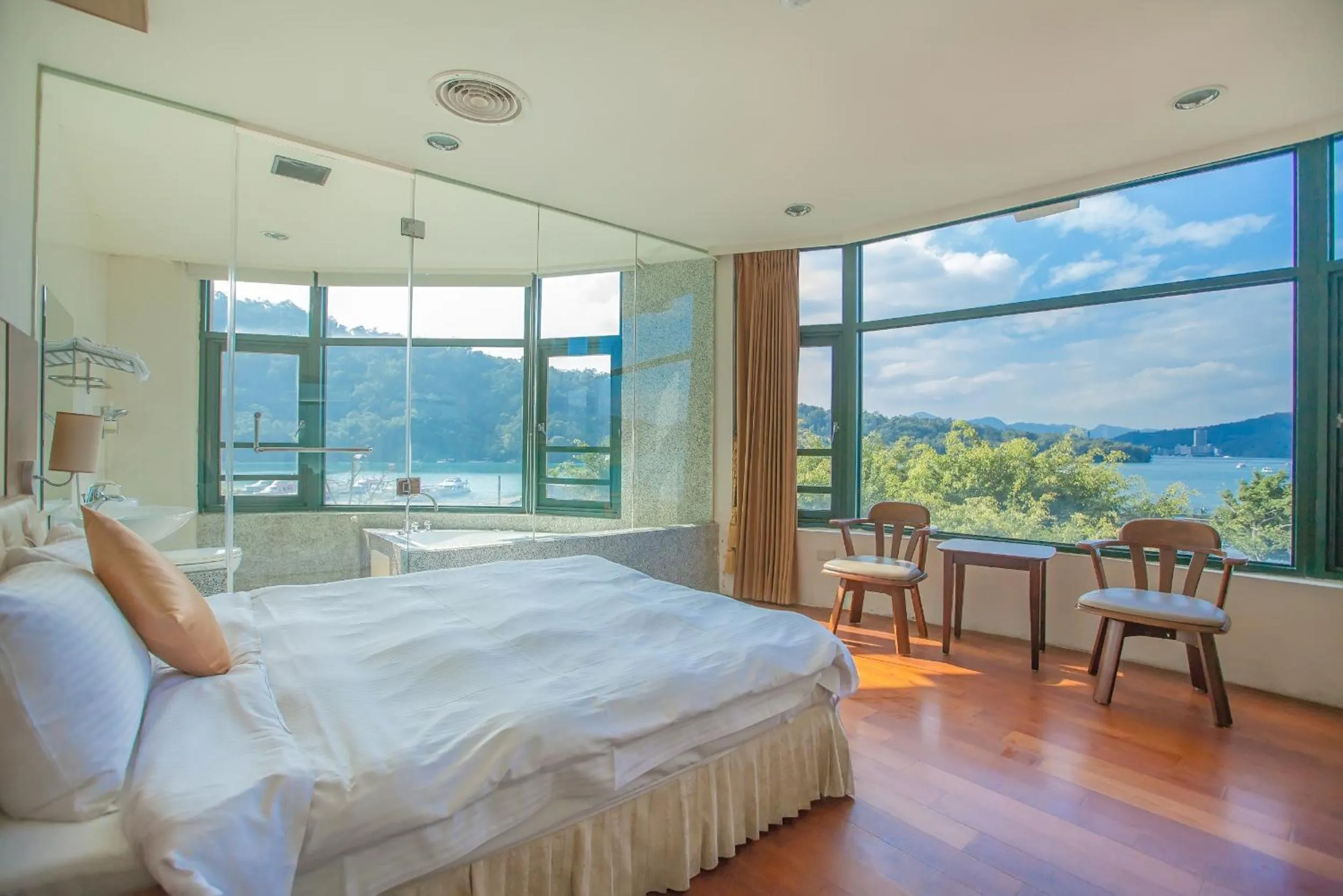 Day, Bed in Shuian Lakeside Hotel