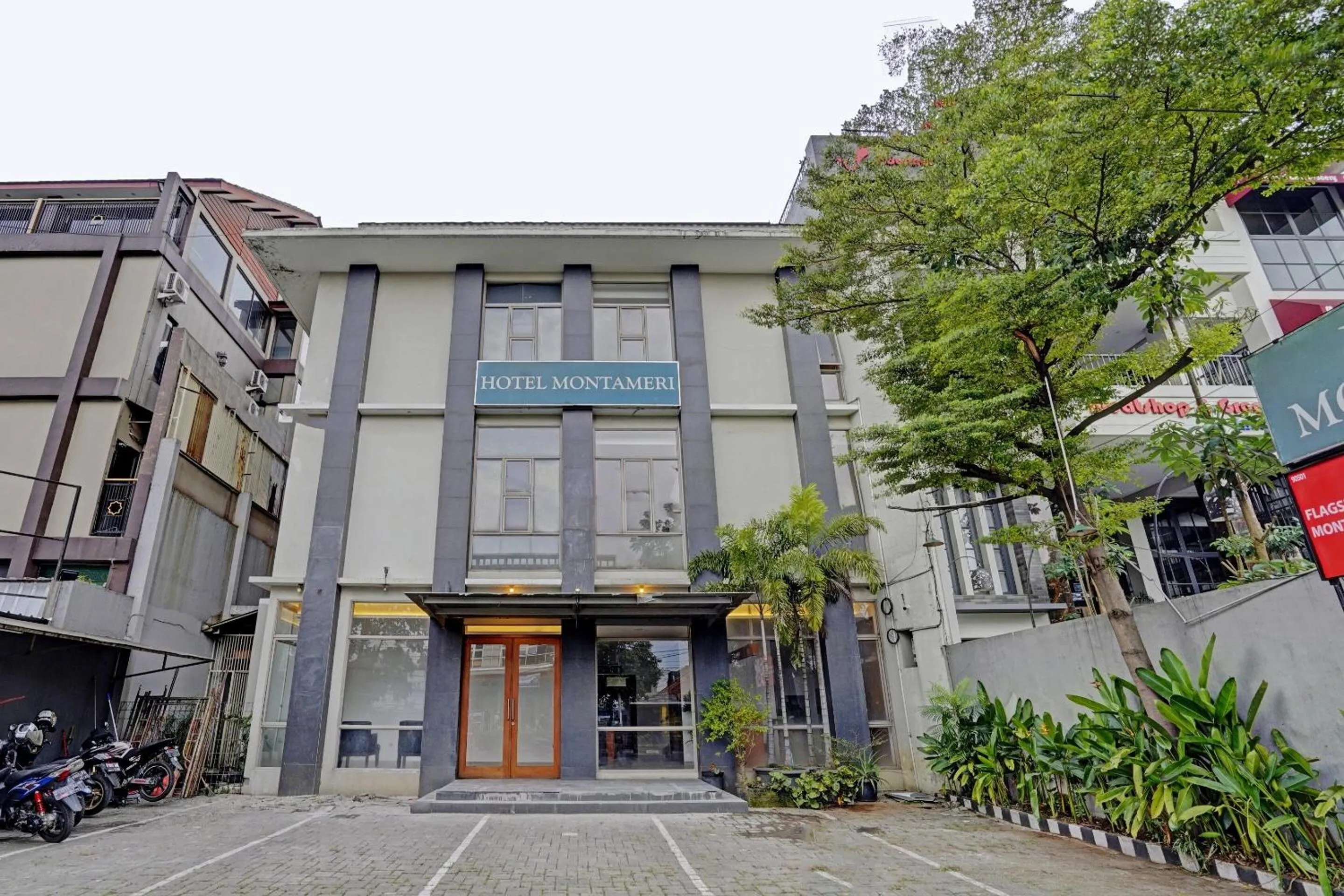 Facade/entrance in Collection O Riau Near Trans Studio Bandung Formerly Hotel Montameri