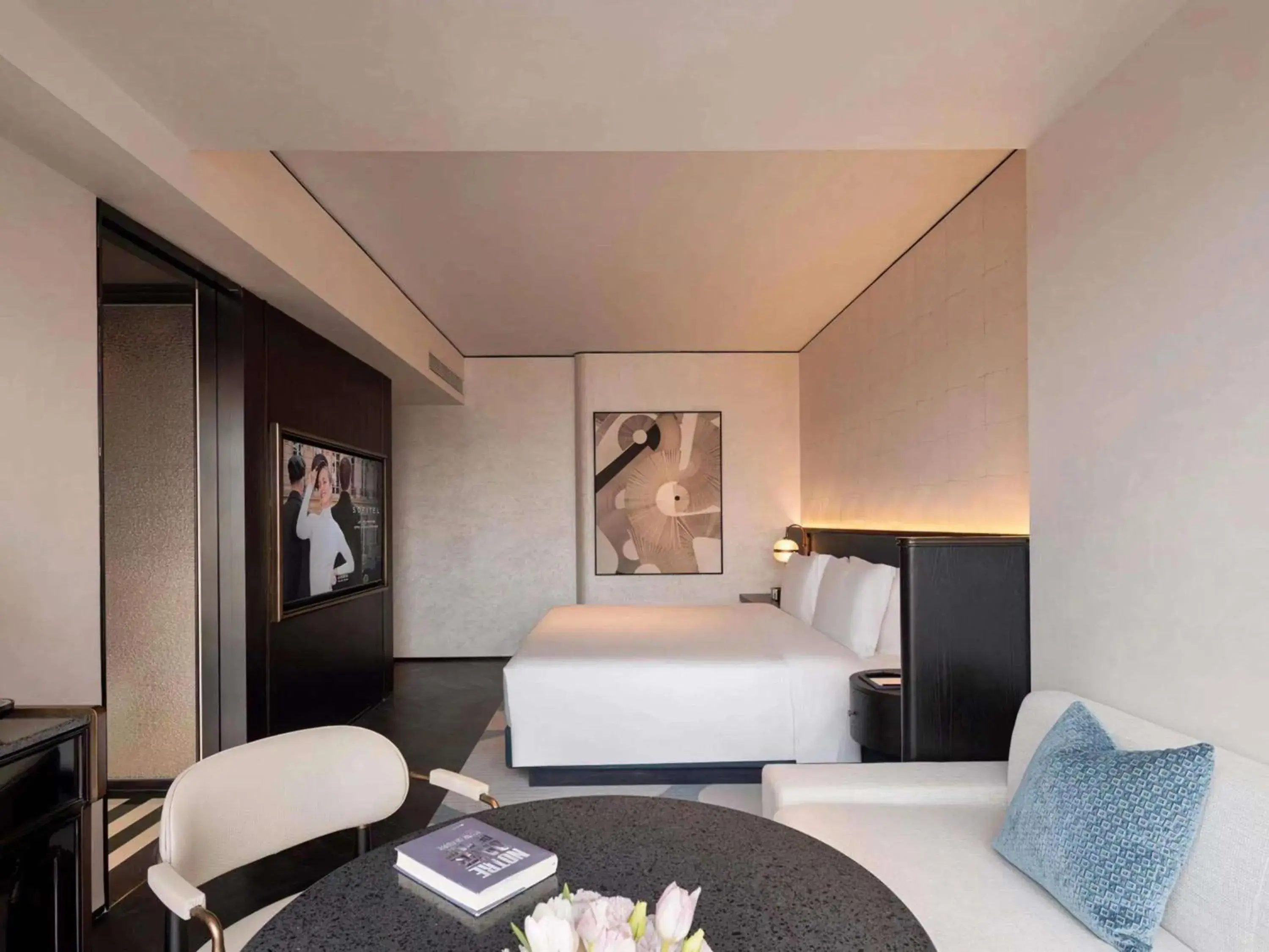LUXURY CLUB ROOM, Club Millesime Access, 1 King Size Bed, City View - single occupancy in Sofitel Shanghai North Bund LUXURY CLUB ROOM, Club Millesime Access, 1 King Size Bed, City View - single occupancy in Sofitel Shanghai North Bund