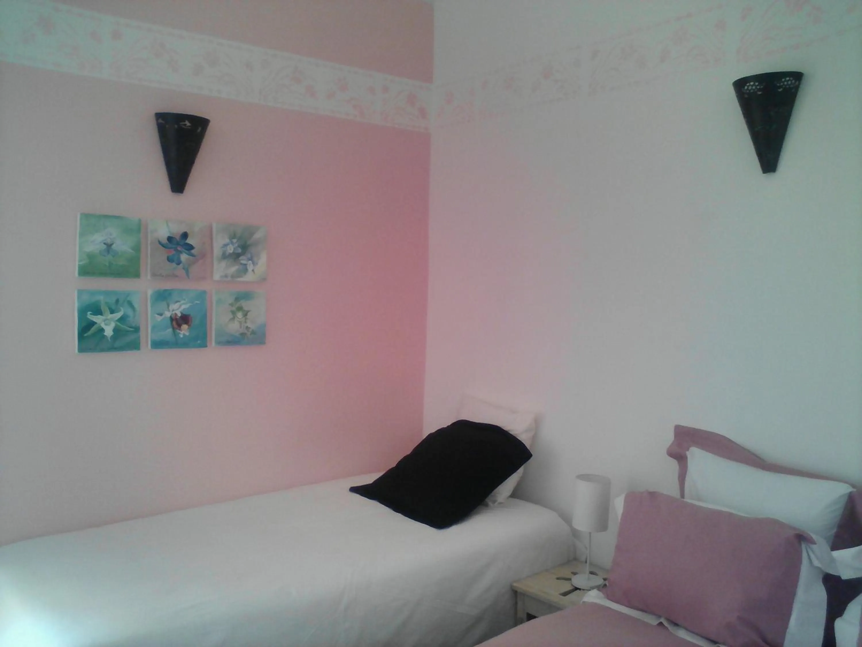 Decorative detail, Bed in Maison Lovasoa