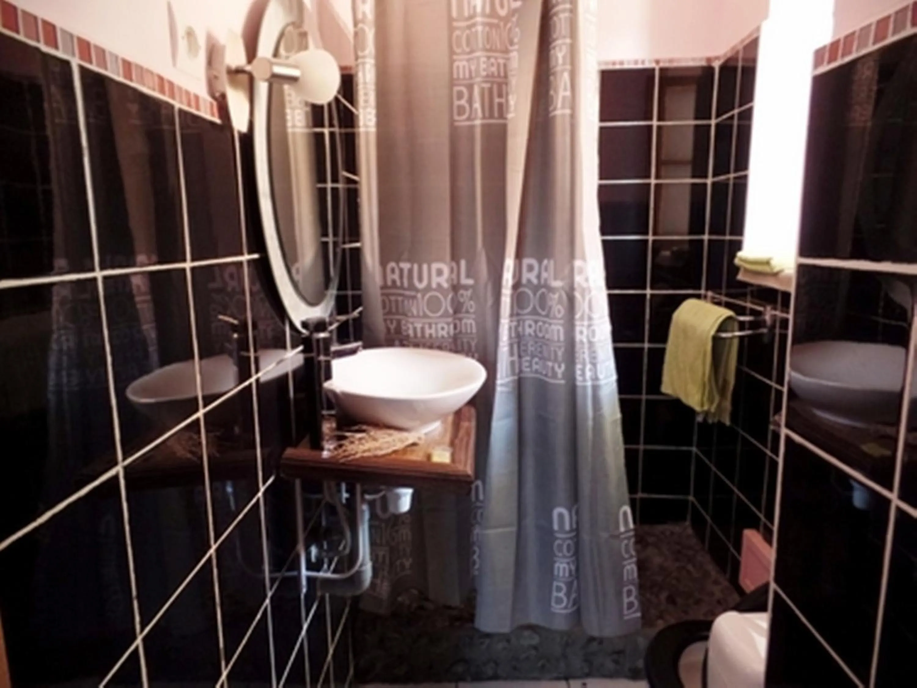 Shower in Maison Lovasoa