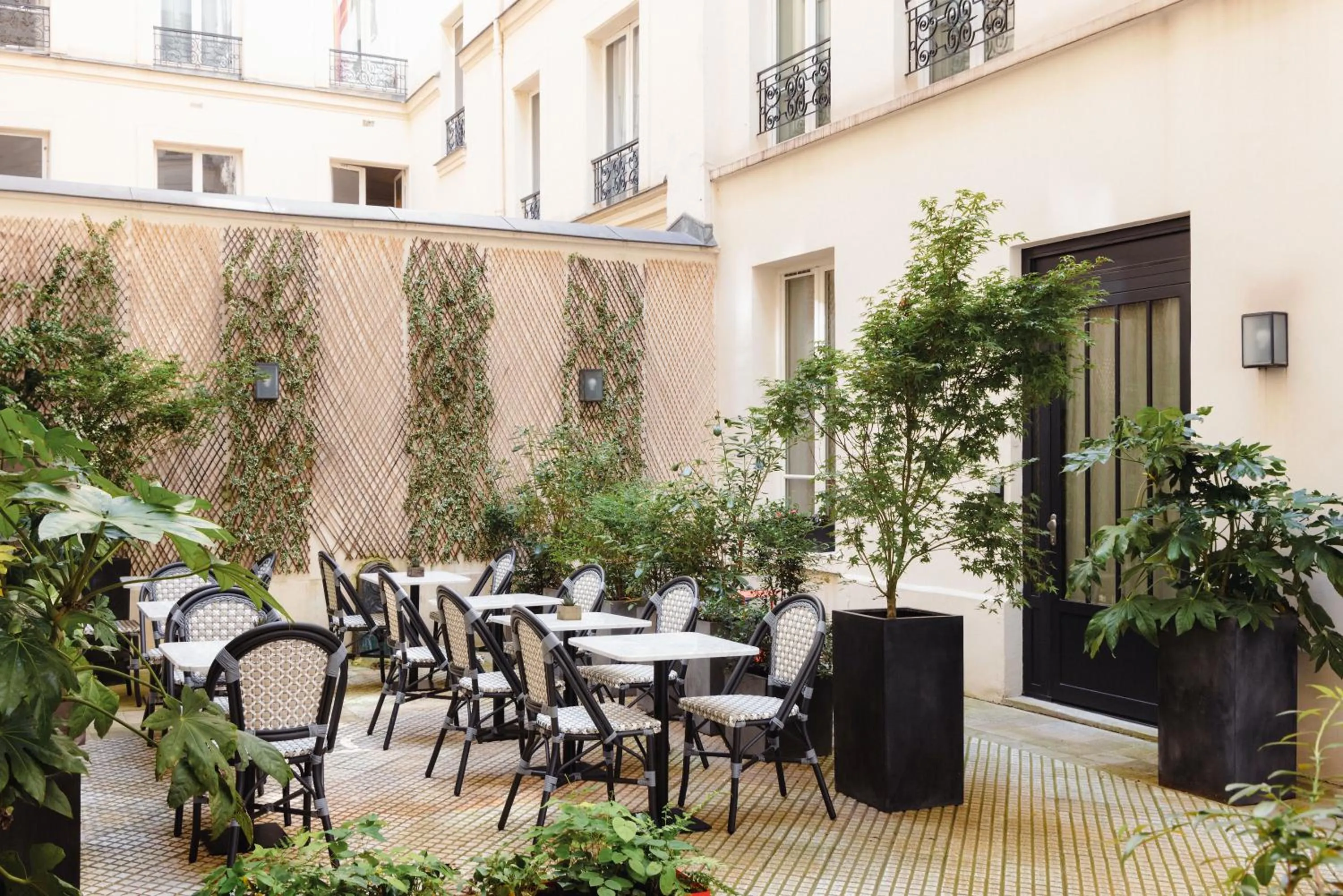 Patio in Hôtel Mayflower Opera
