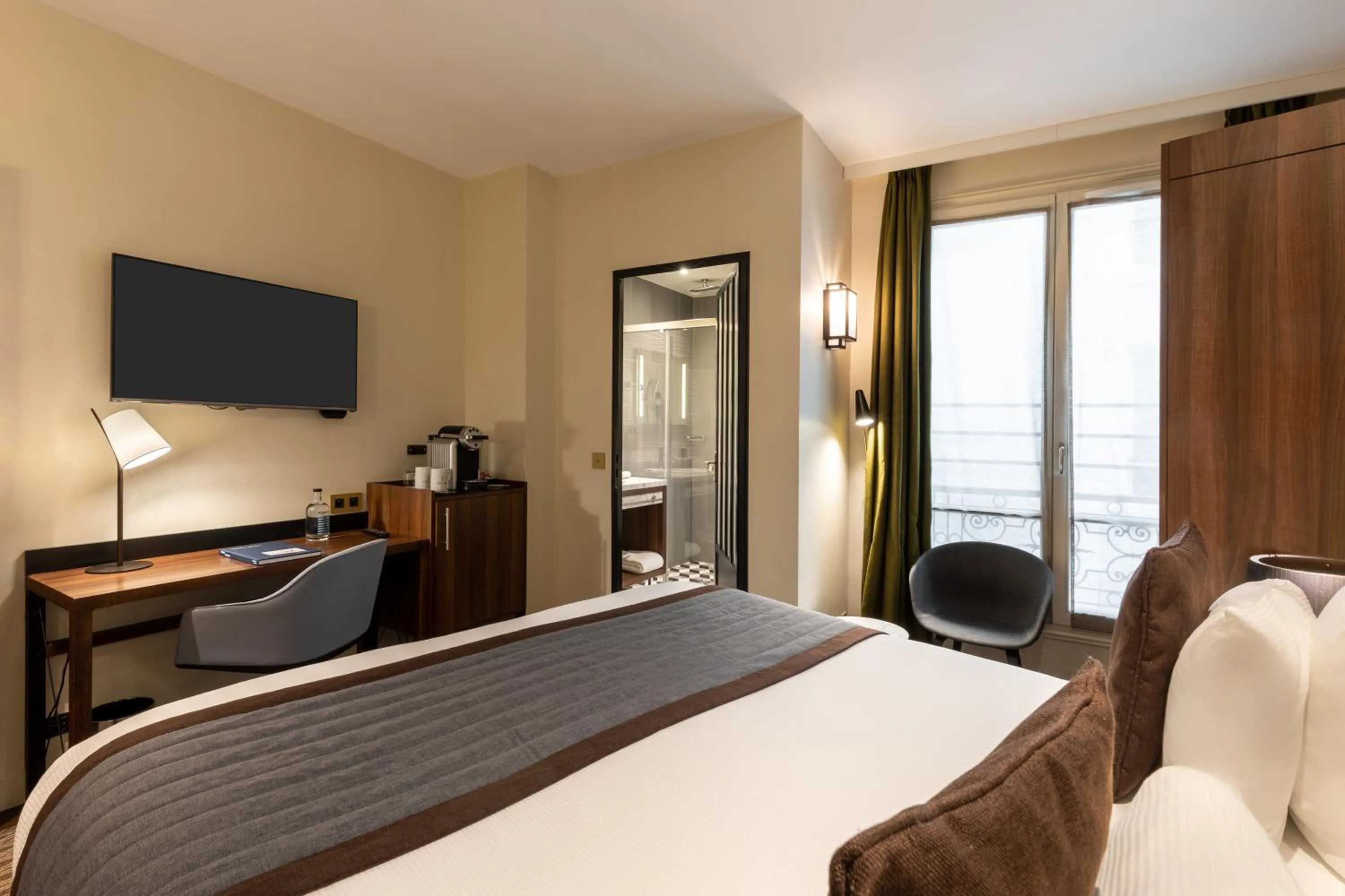 Bed in Hôtel Mayflower Opera