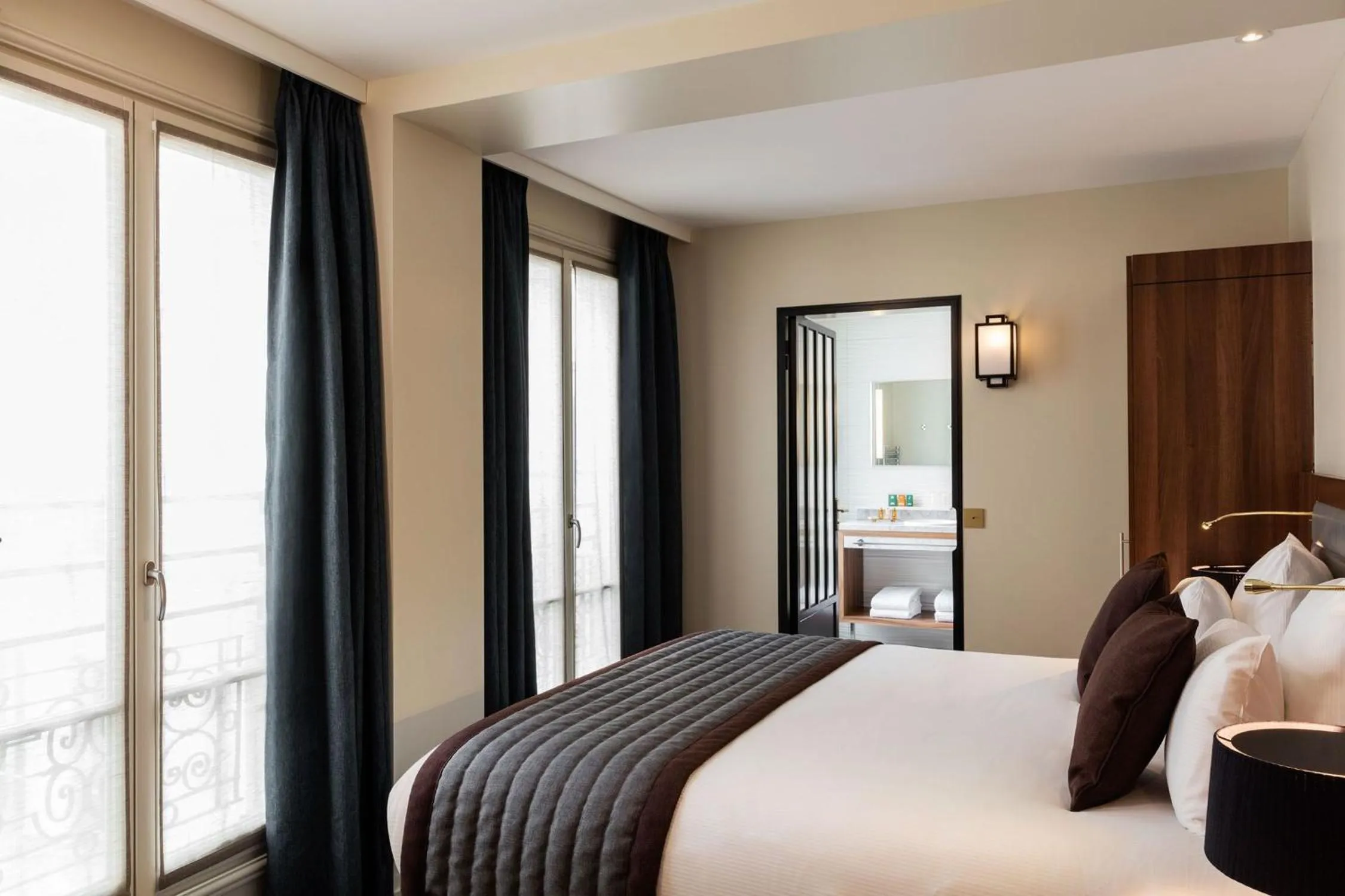 Bed in Hôtel Mayflower Opera