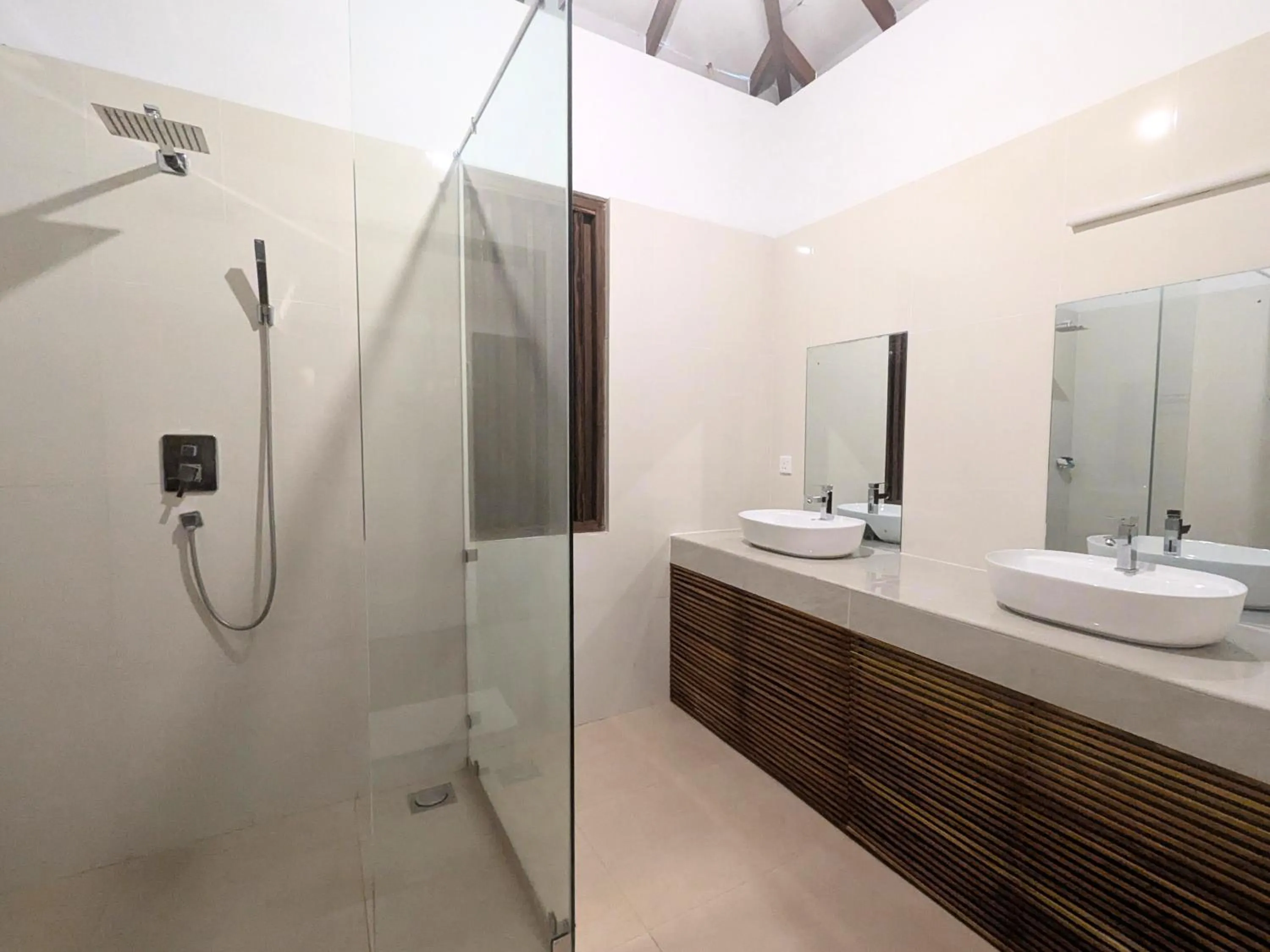 Shower in Pinthaliya Resort