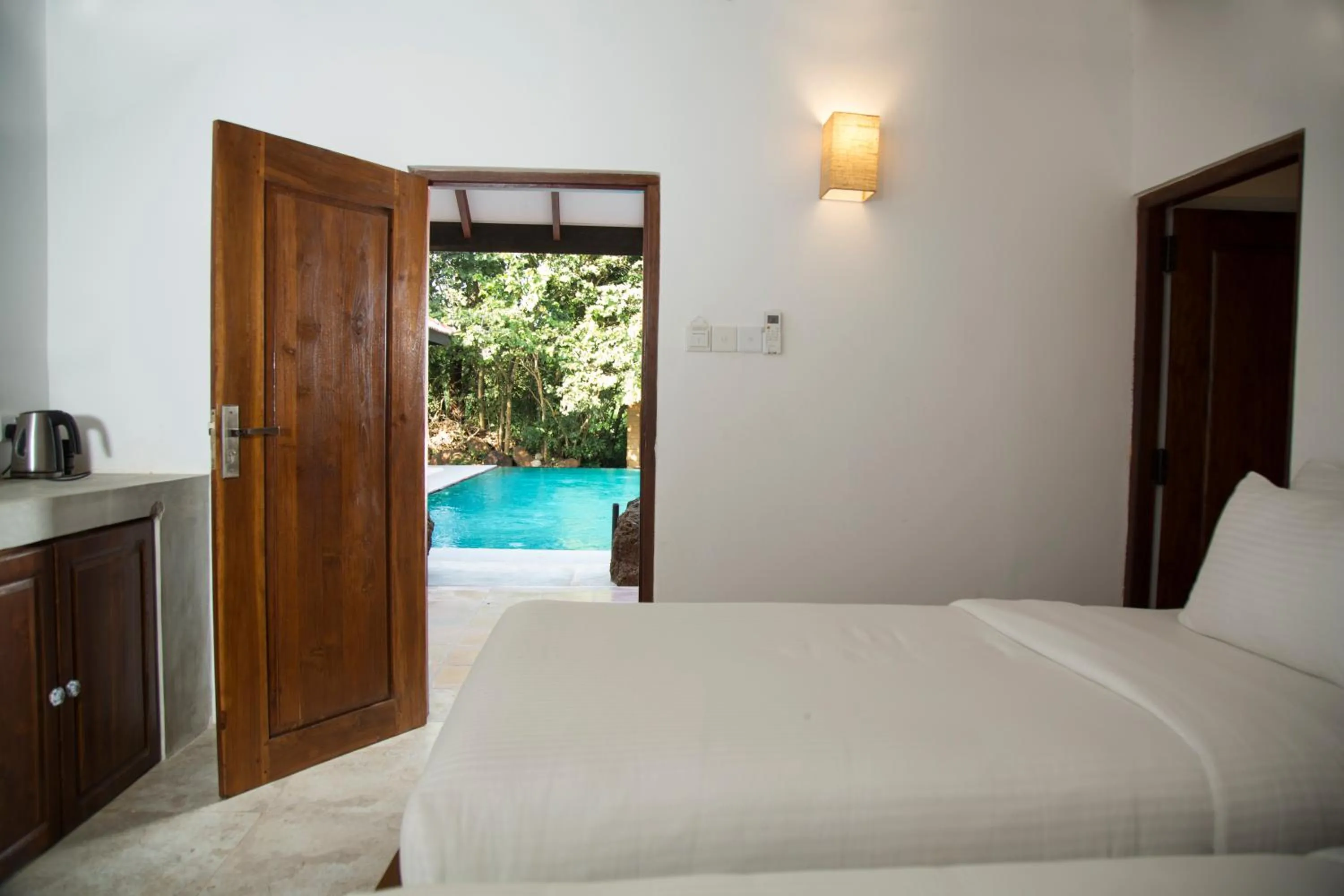 Bed in Pinthaliya Resort