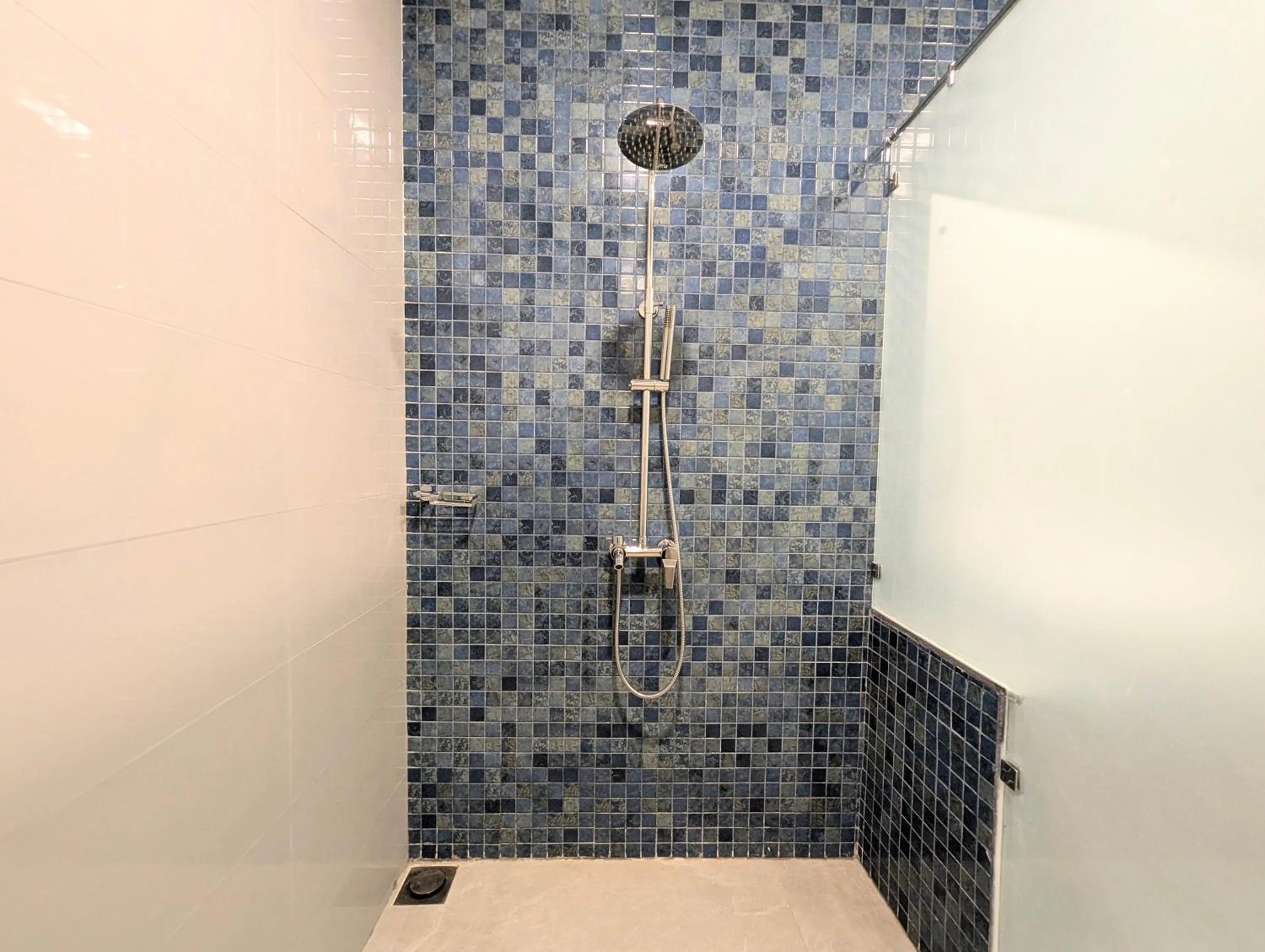 Shower in Pinthaliya Resort