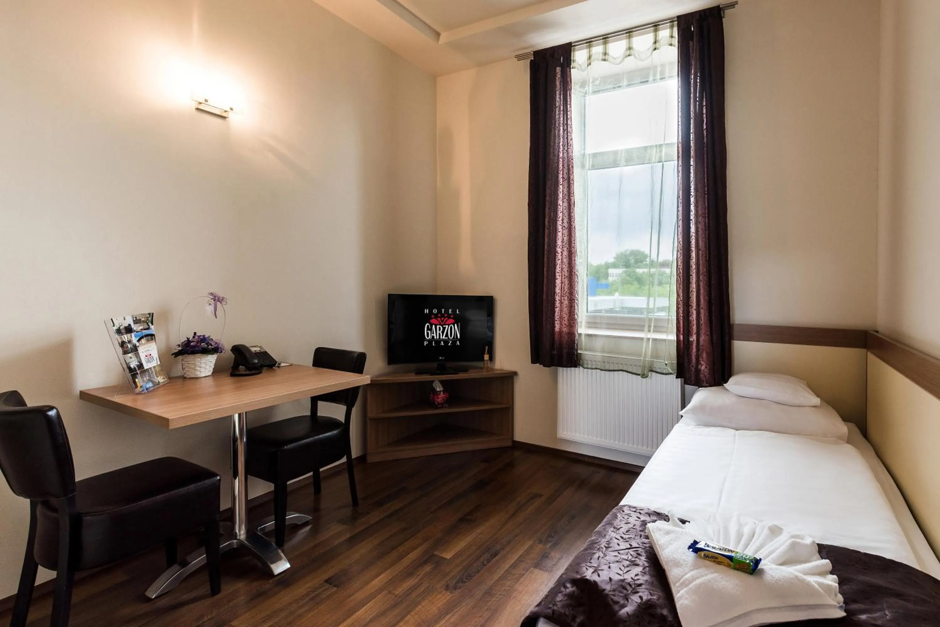 Bed in Hotel Garzon Plaza