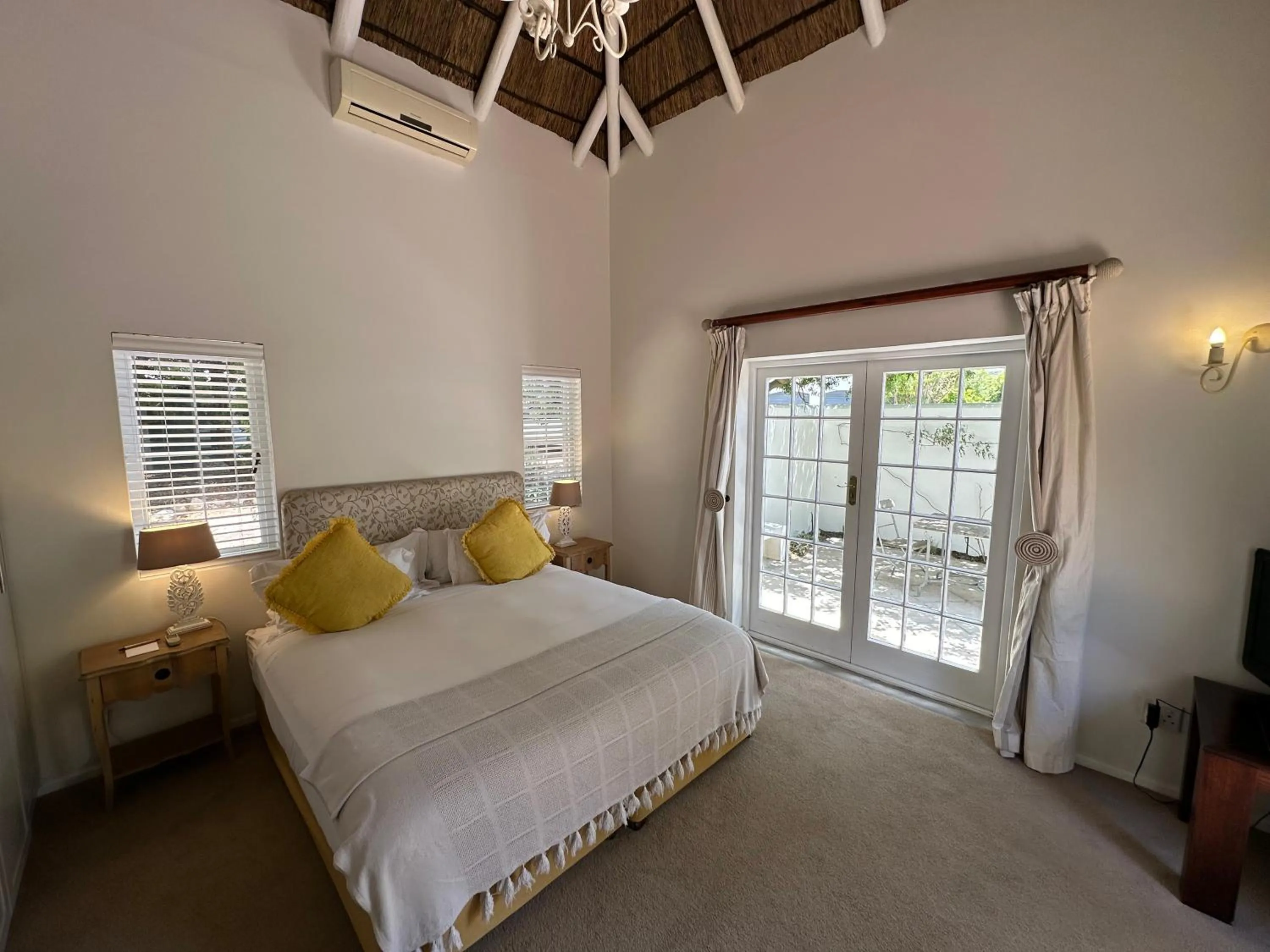 Inner courtyard view, Bed in Wedgeview Country House & Spa