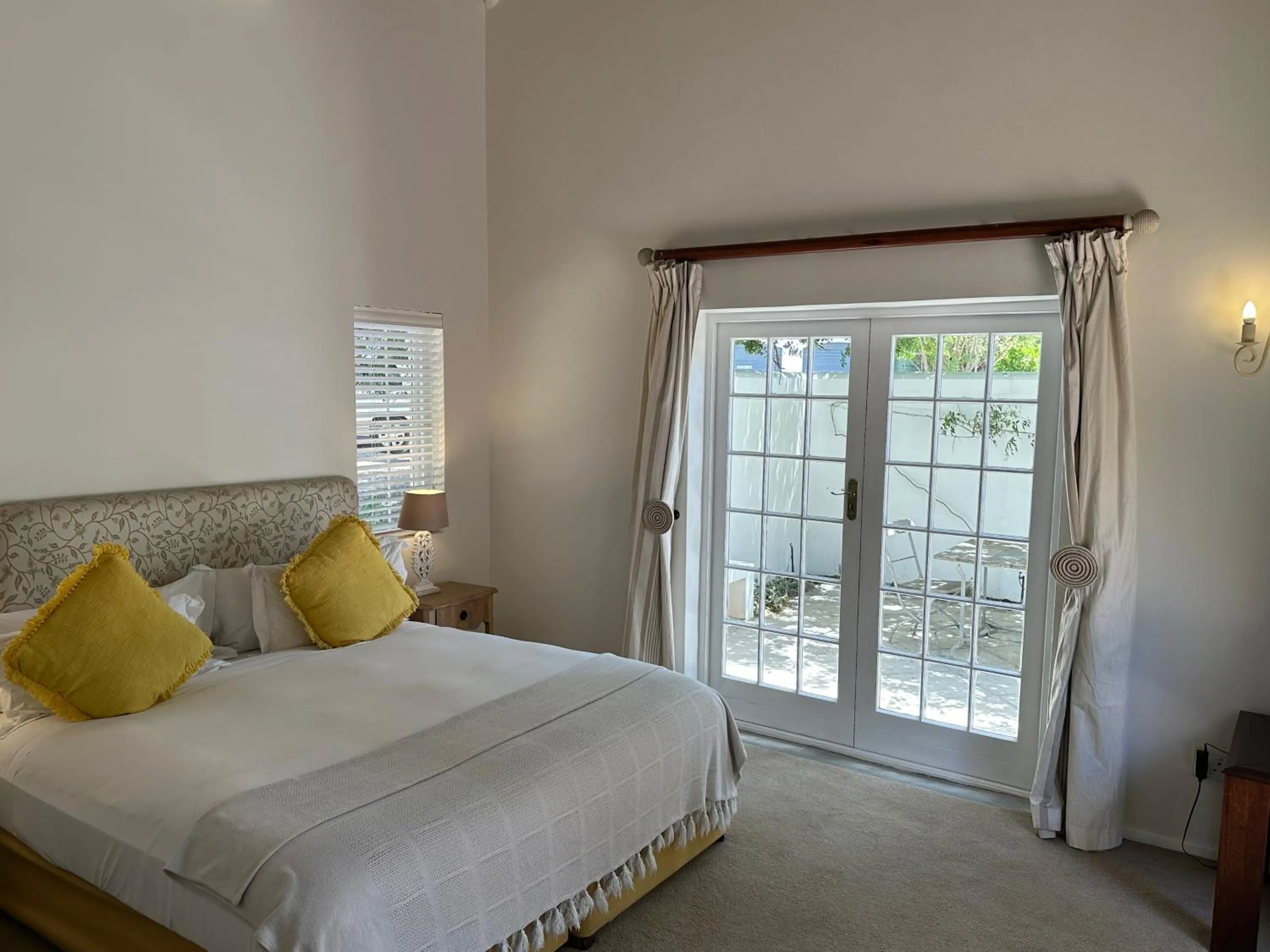 Inner courtyard view, Bed in Wedgeview Country House & Spa