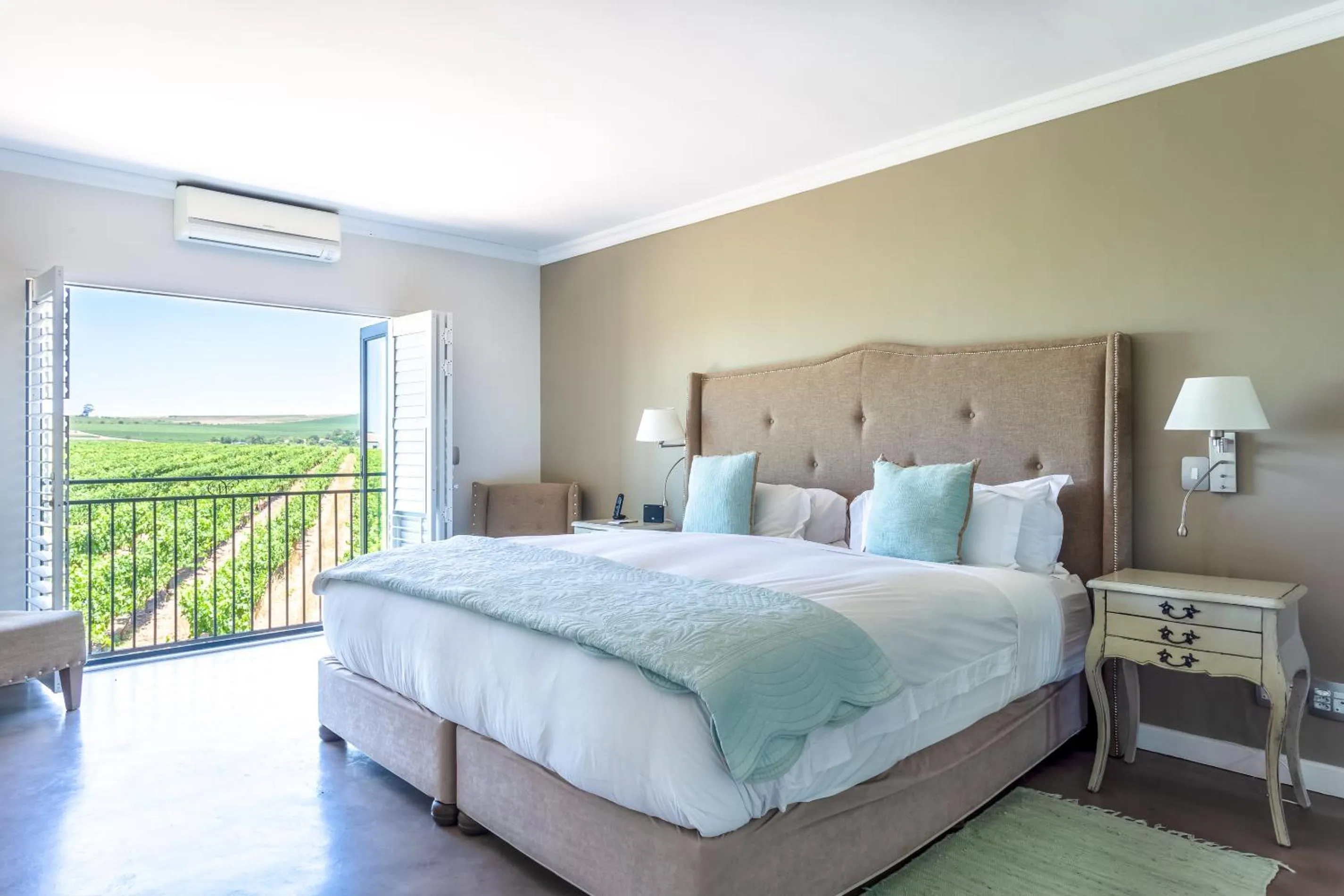 Bed in Wedgeview Country House & Spa