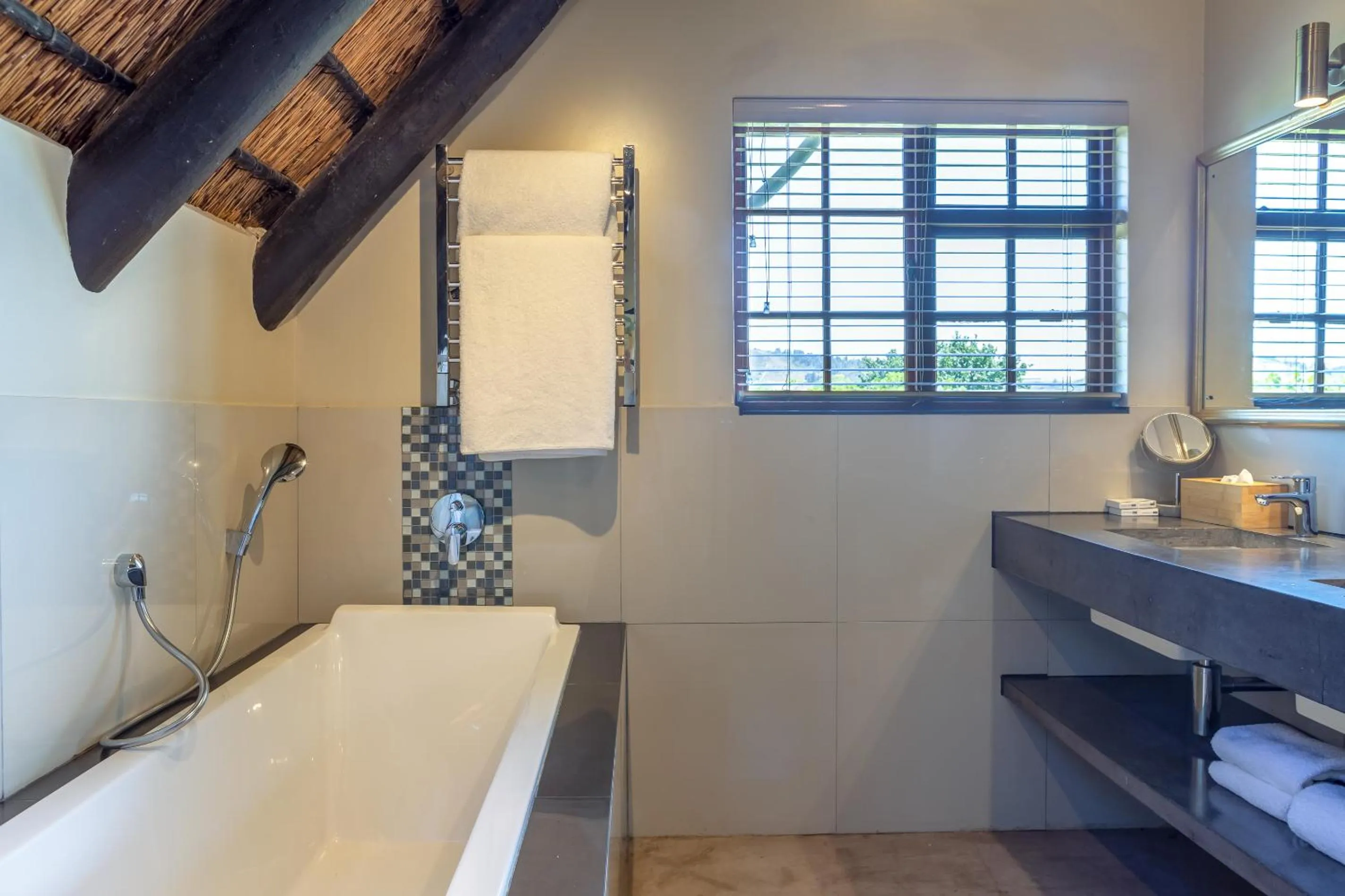 Bathroom, Bed in Wedgeview Country House & Spa