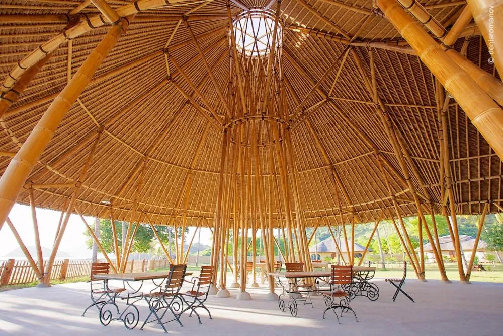 Restaurant/places to eat in Whales and Waves