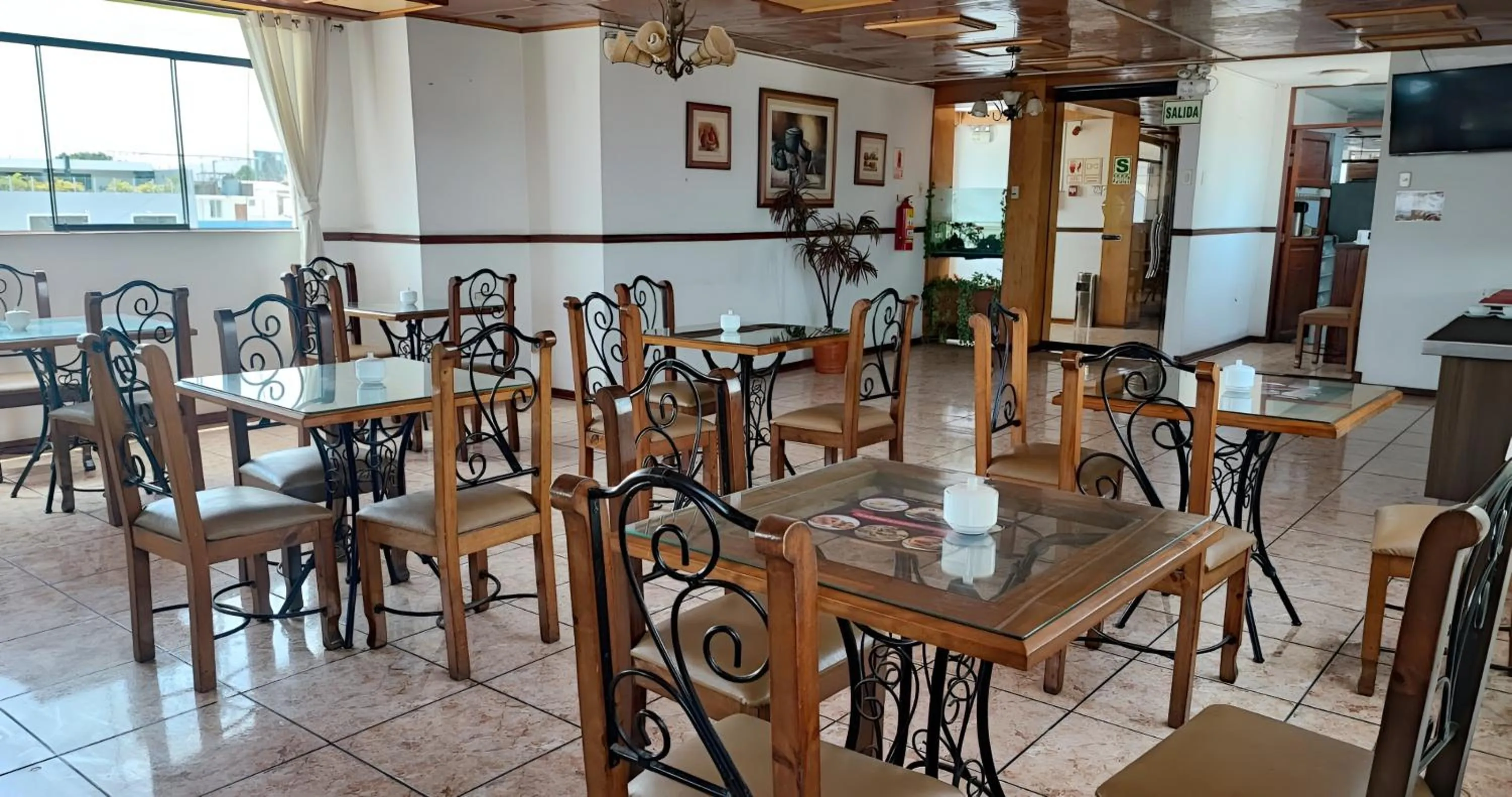 Restaurant/places to eat in Recreo Hotel