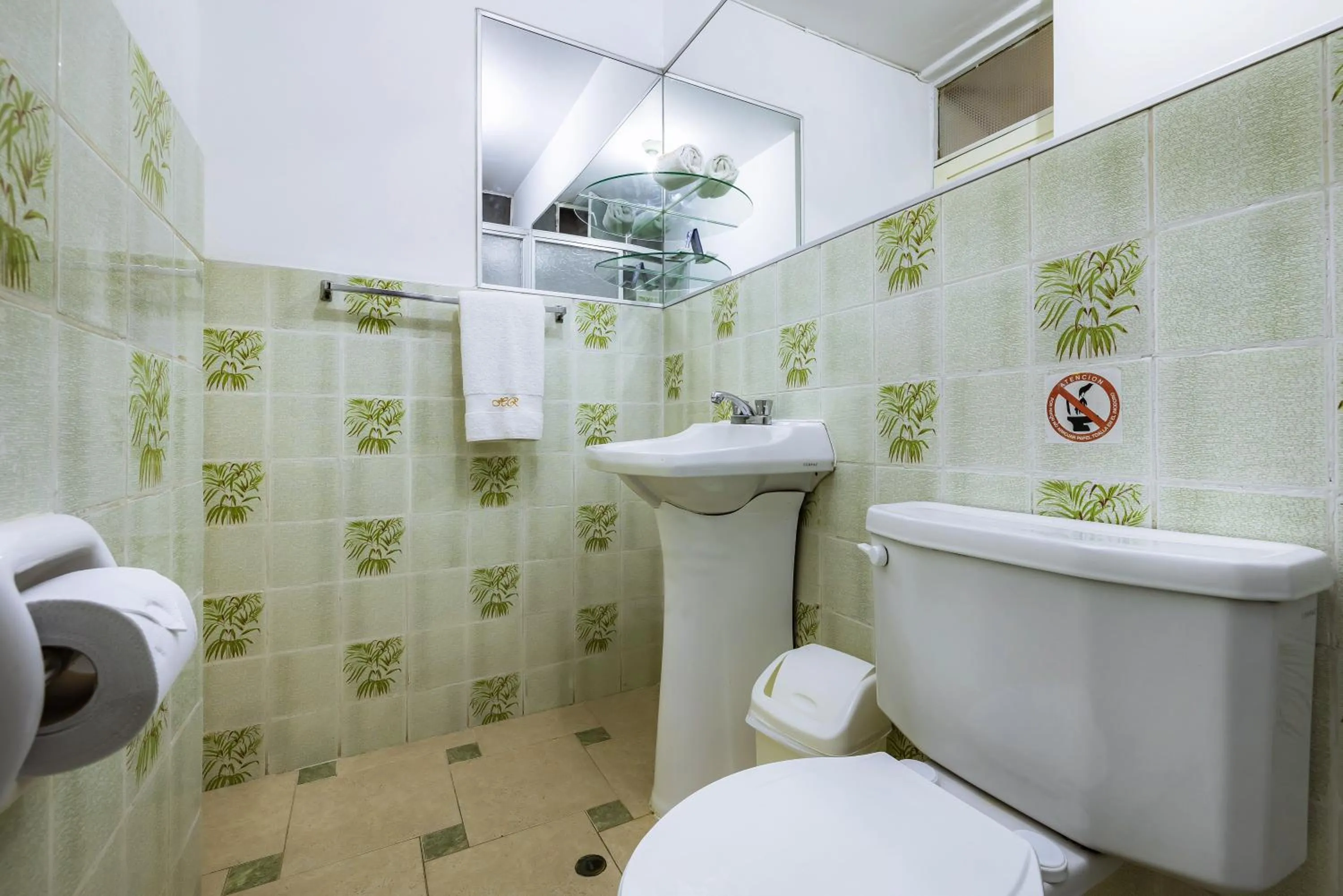 Toilet in Recreo Hotel