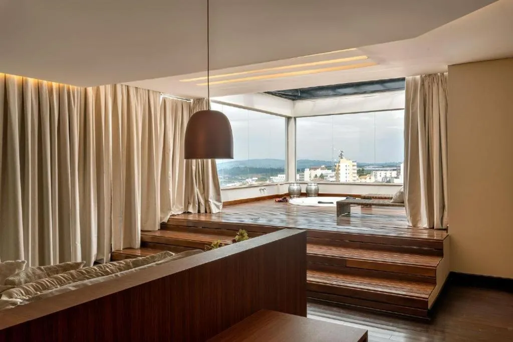 Hot Tub, Bed in Tryp by Wyndham Varginha Cafe Royal