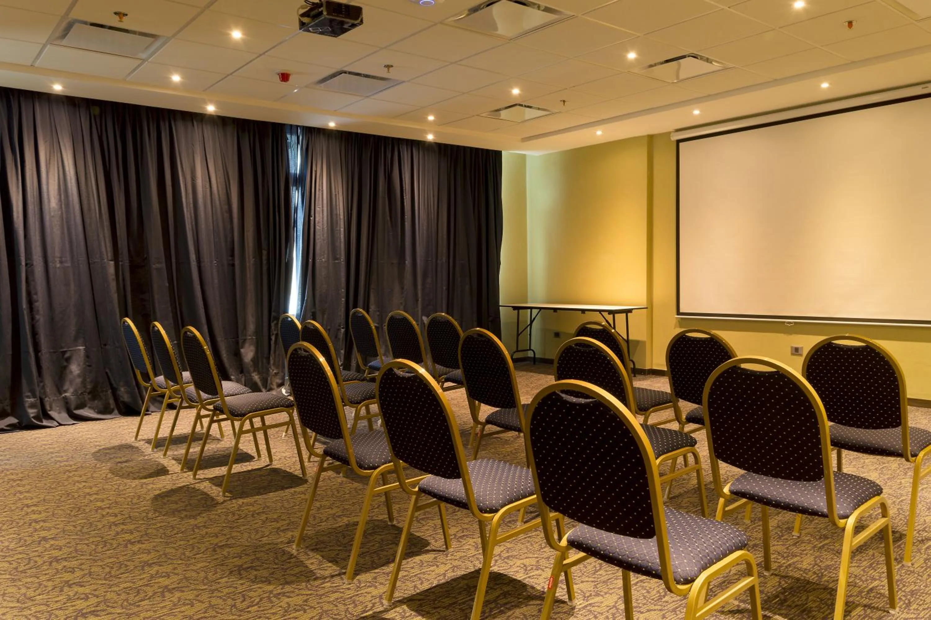 Business facilities in Howard Johnson Neuquen