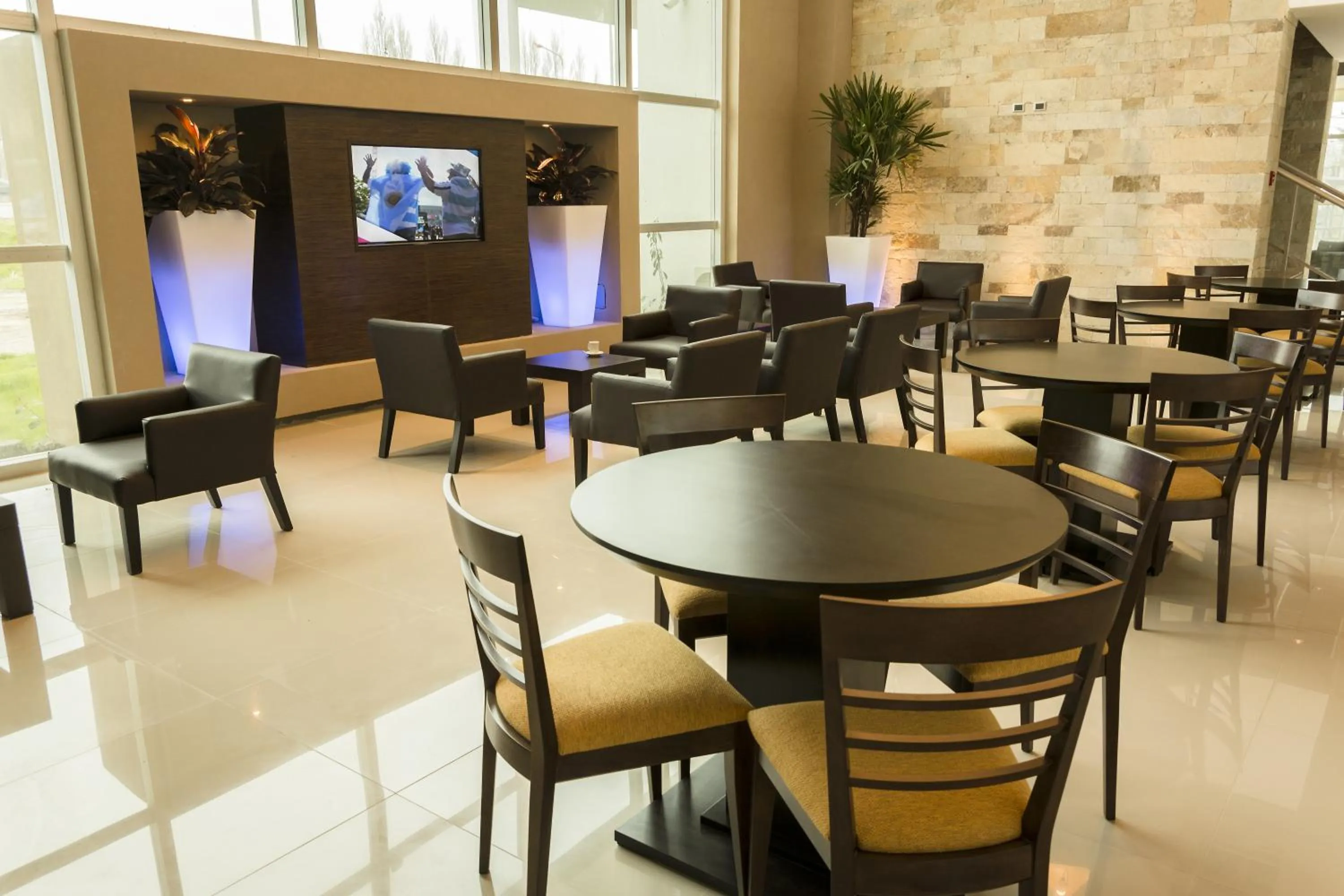 Lounge or bar in Howard Johnson Neuquen