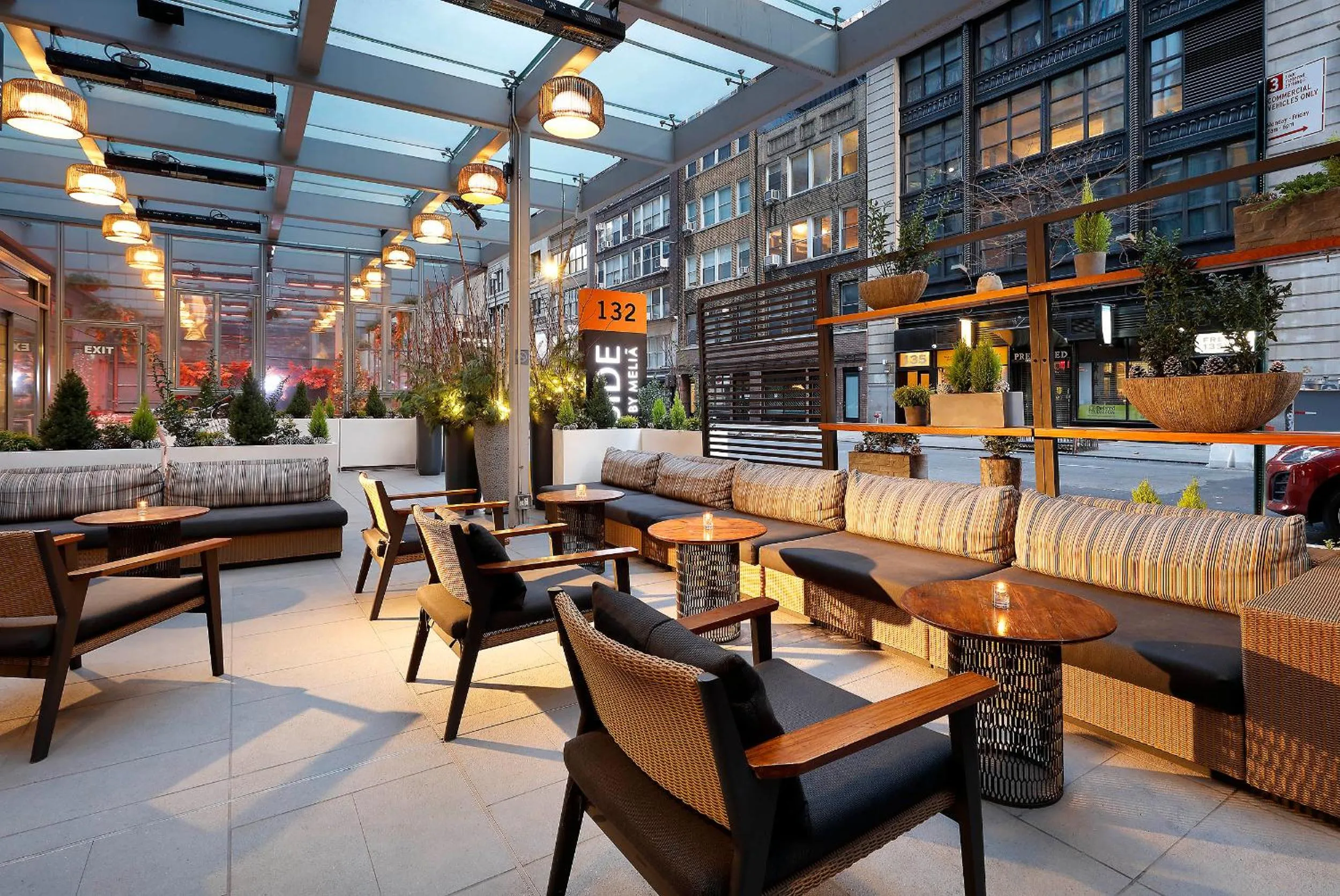 Lounge or bar in INNSiDE by Meliá New York Nomad