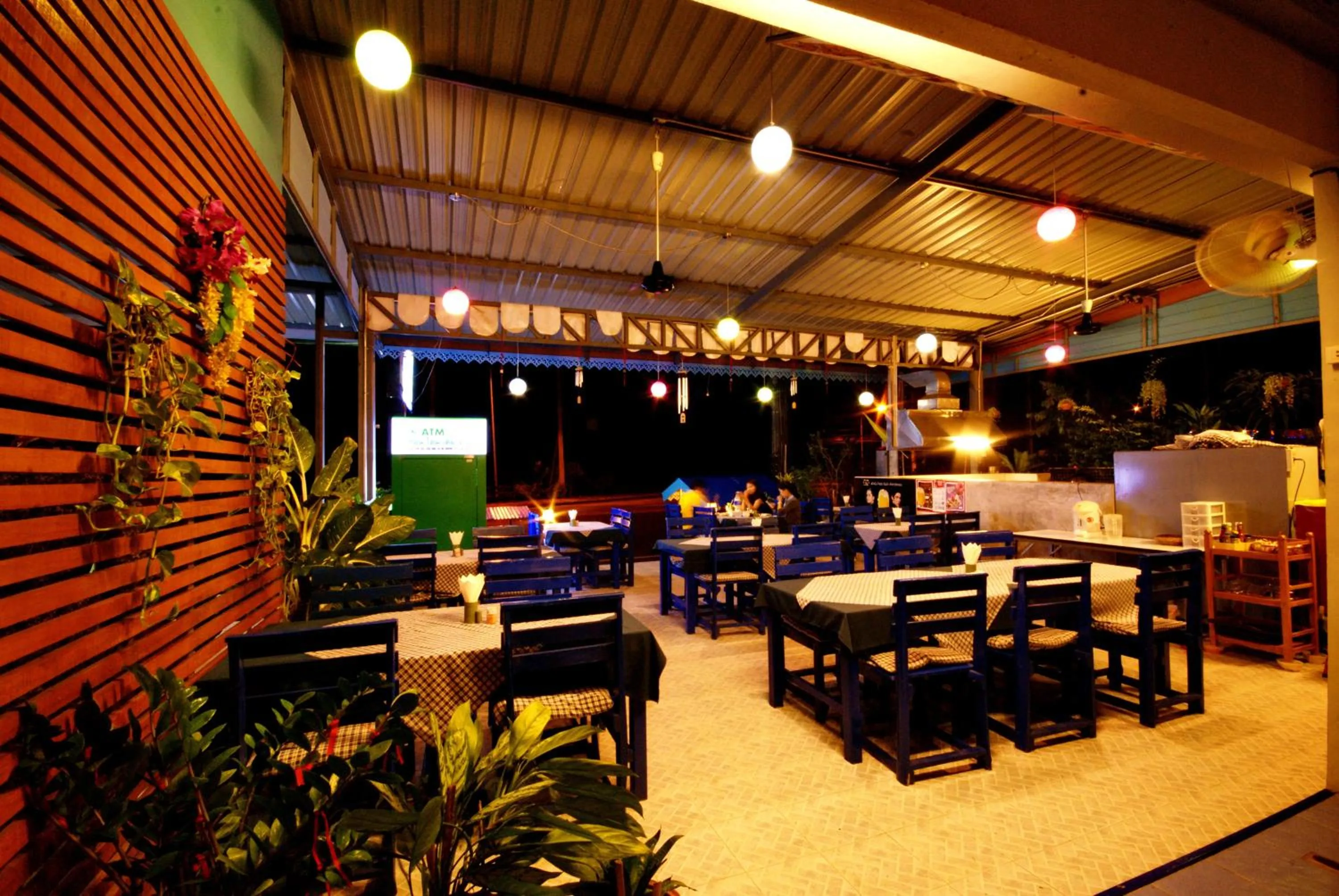 Restaurant/places to eat in Seabox Khaolak Hostel