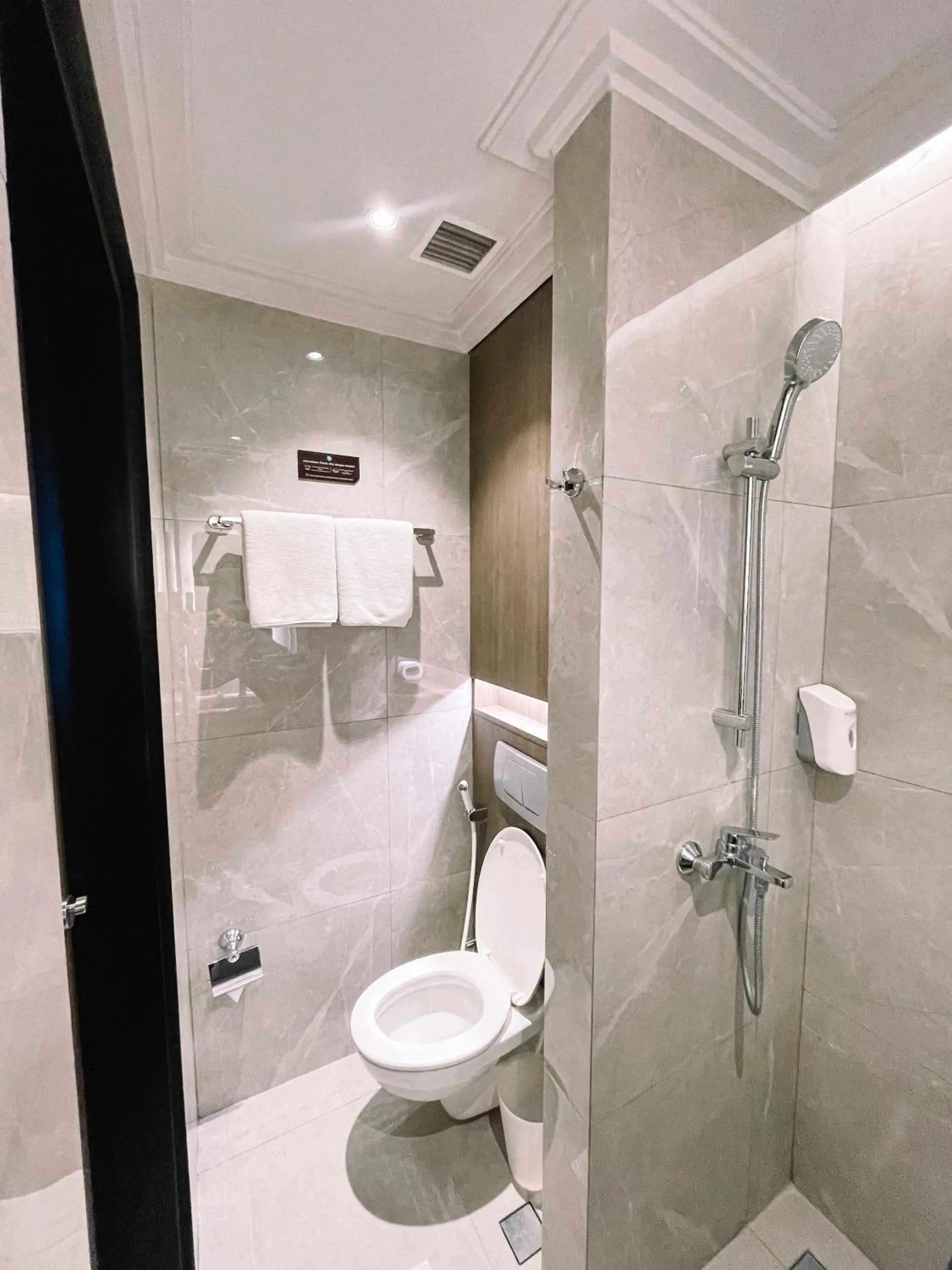 Toilet in Deka Hotel Surabaya HR Muhammad