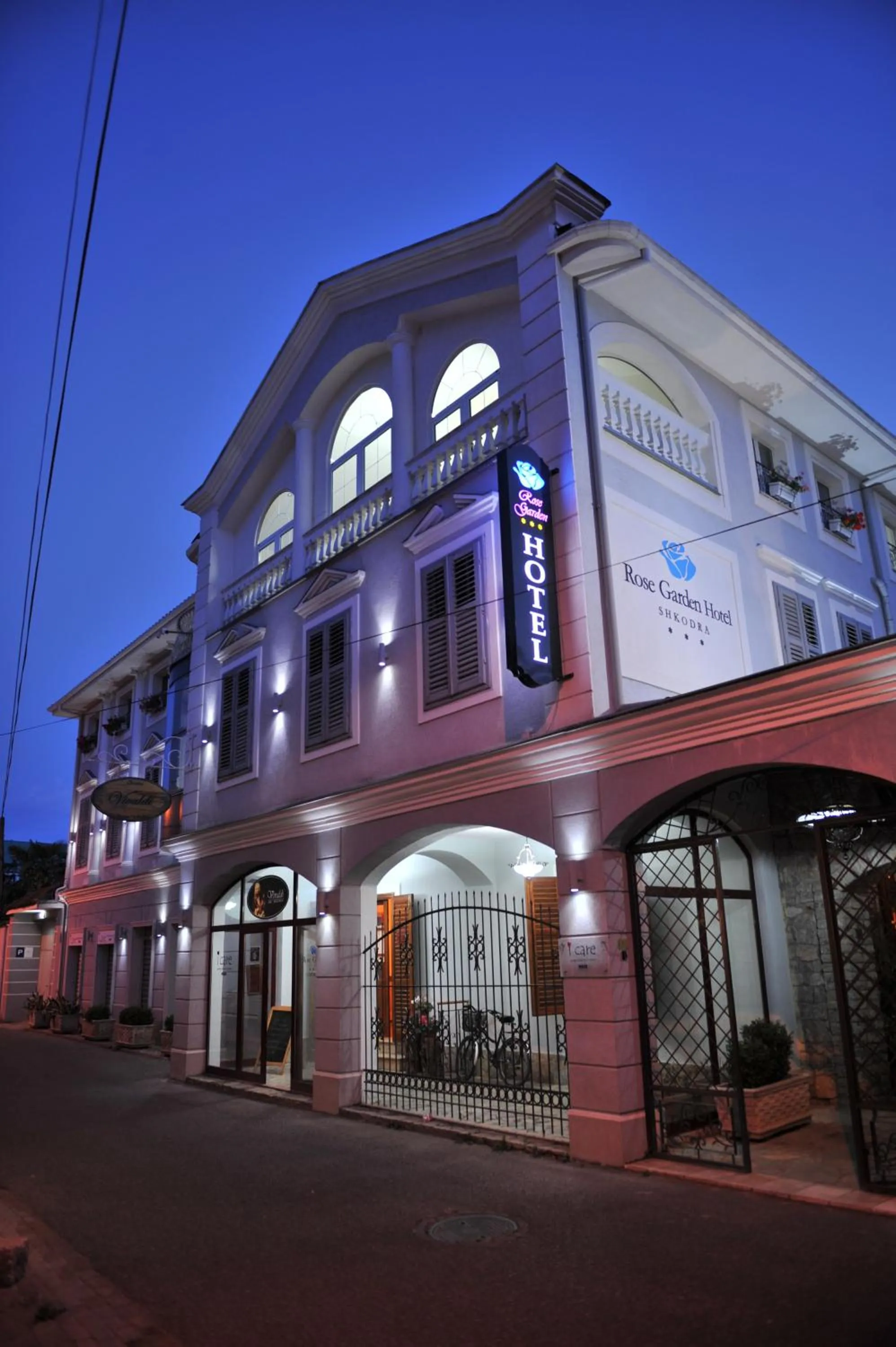 Facade/entrance in Rose Garden Hotel