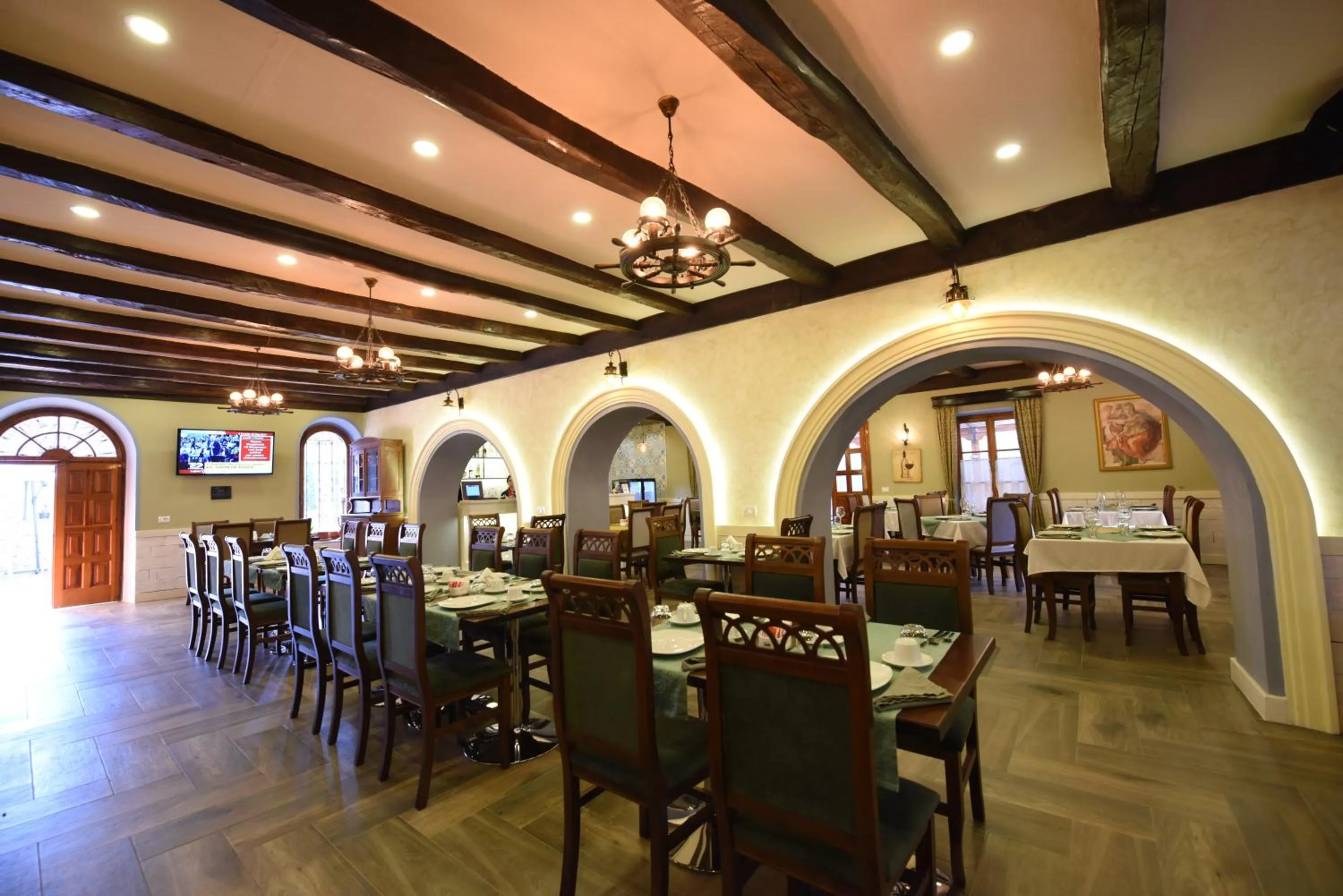 Restaurant/places to eat in Rose Garden Hotel