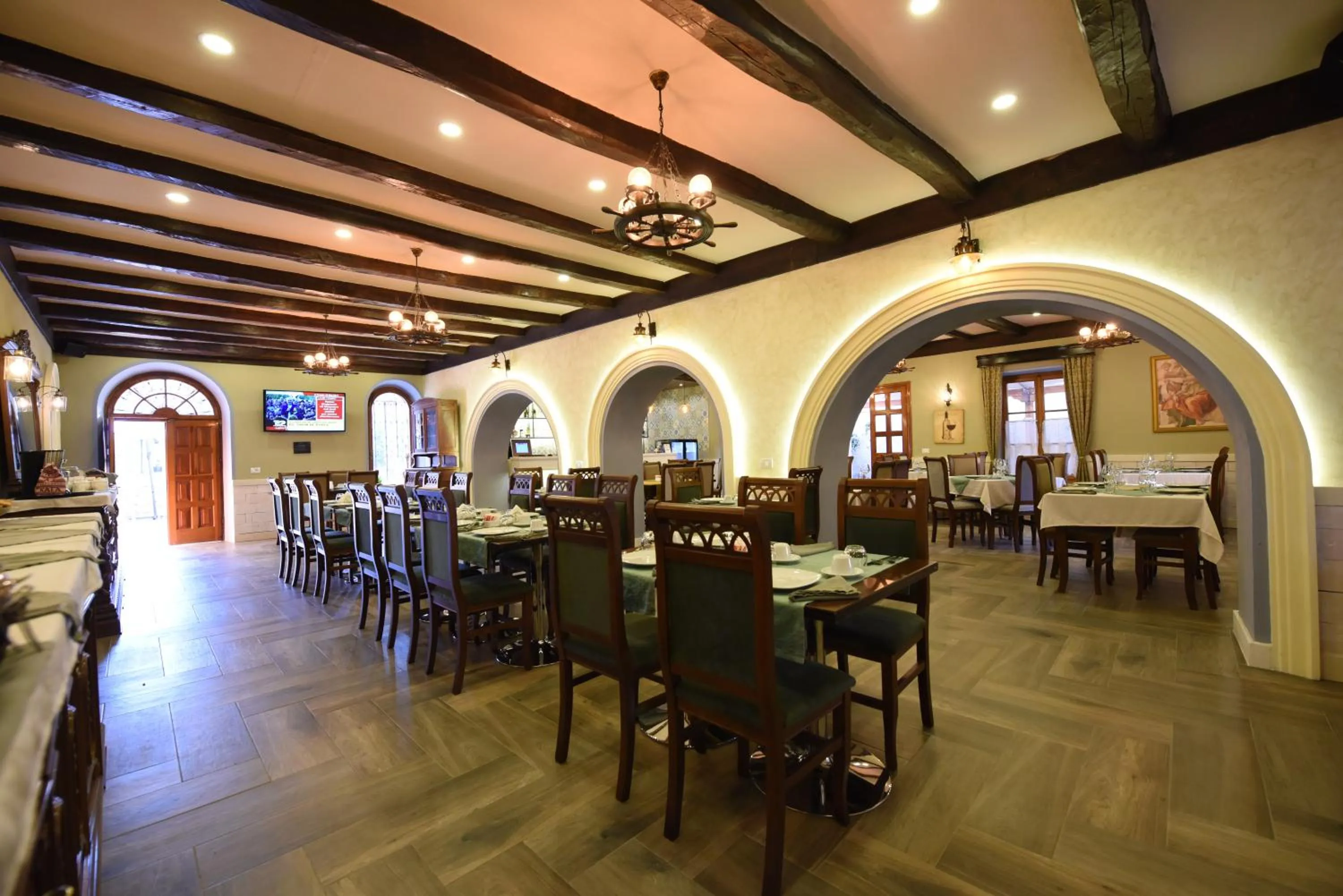 Restaurant/places to eat in Rose Garden Hotel