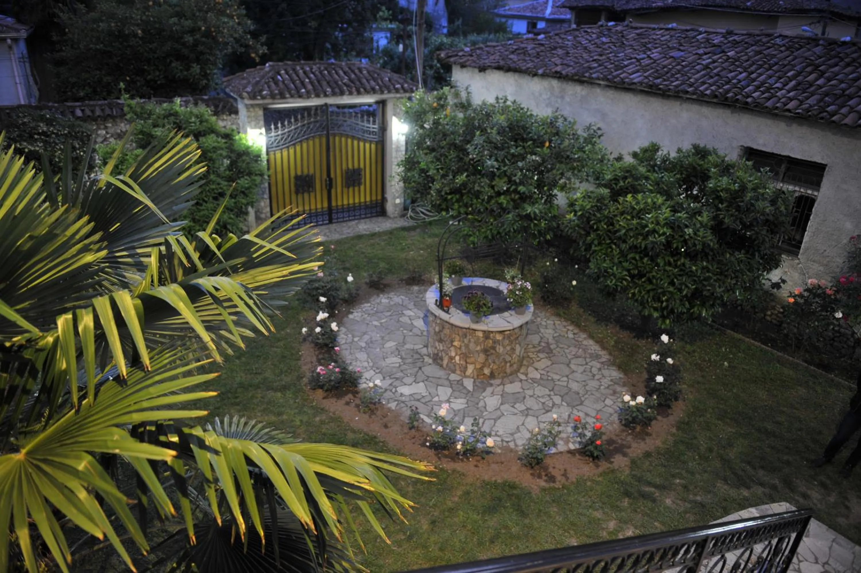 Garden in Rose Garden Hotel