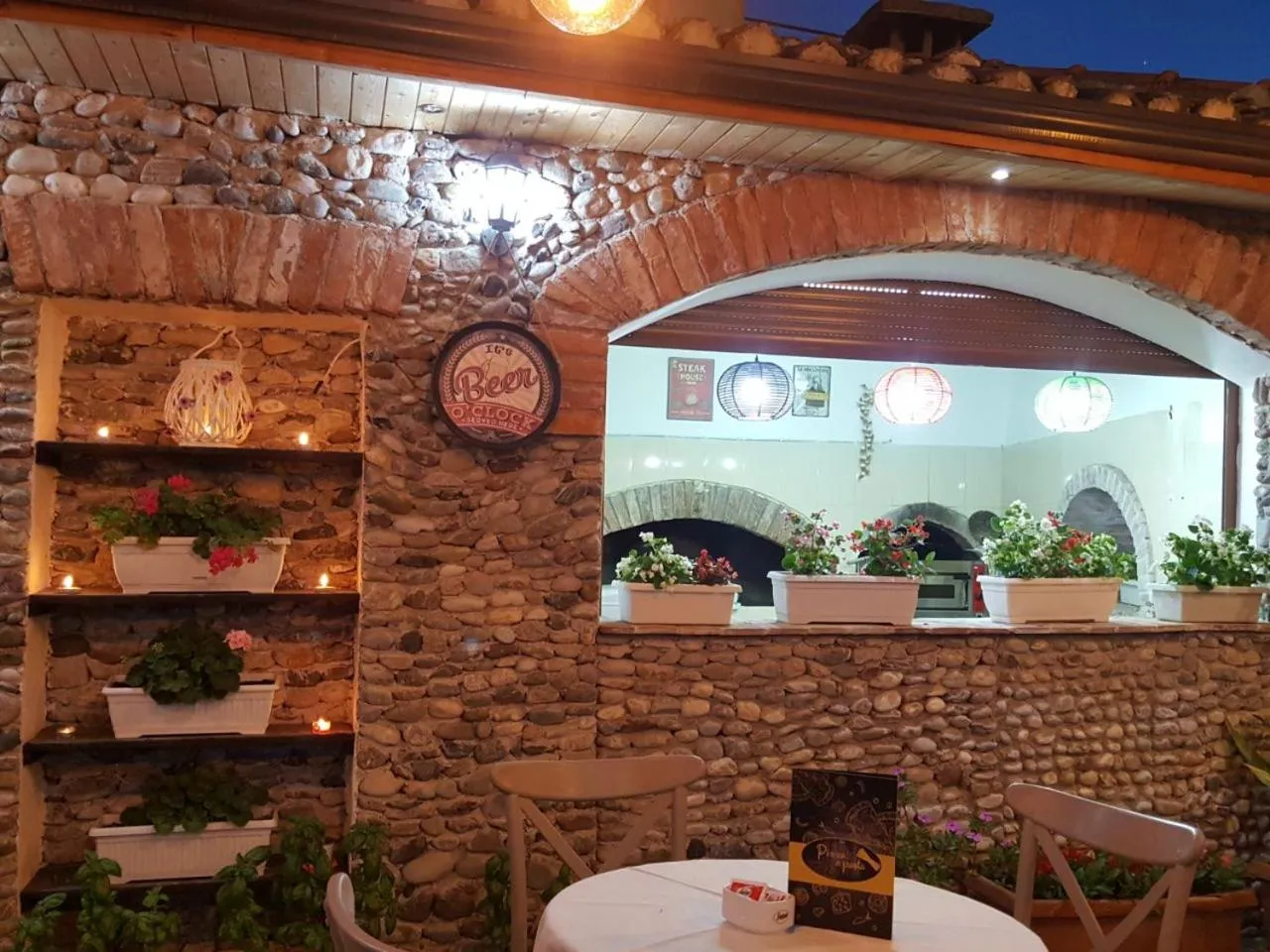 Restaurant/places to eat in Rose Garden Hotel