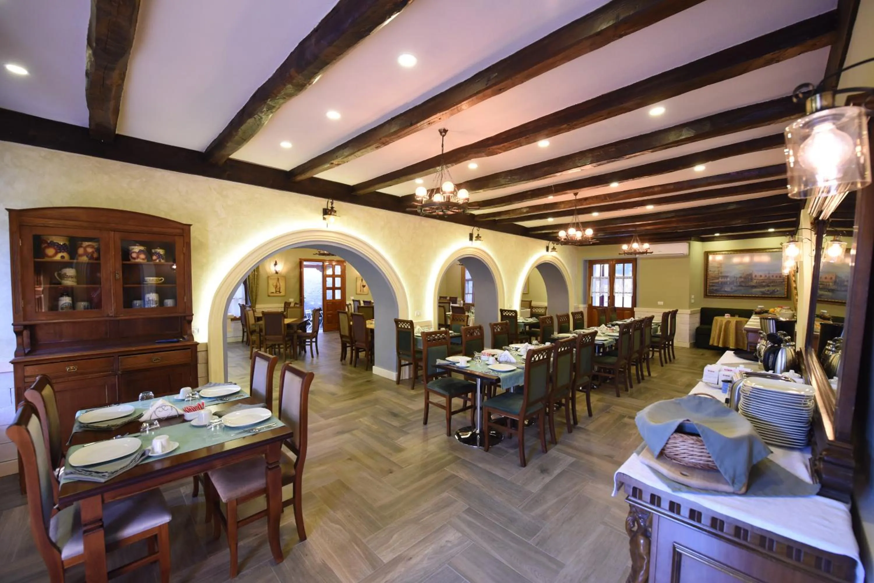 Restaurant/places to eat in Rose Garden Hotel