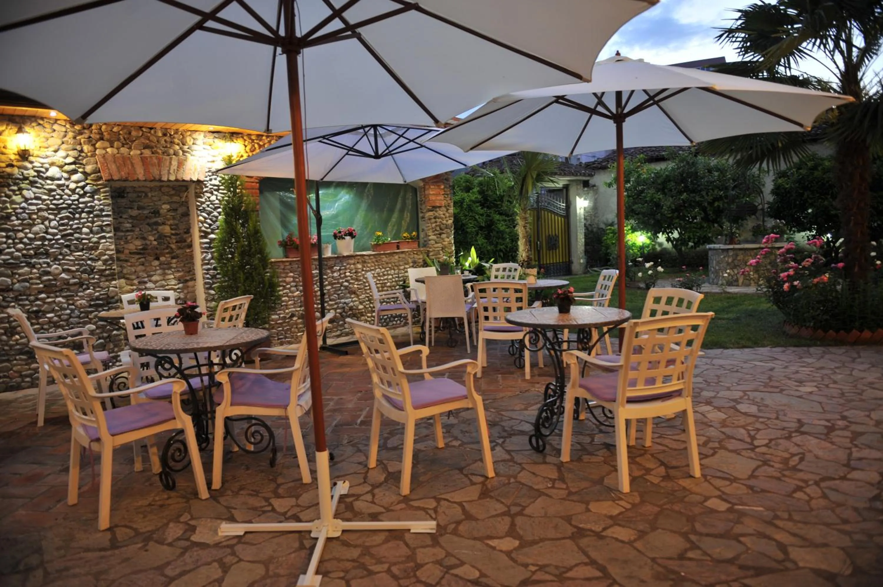 Lounge or bar in Rose Garden Hotel