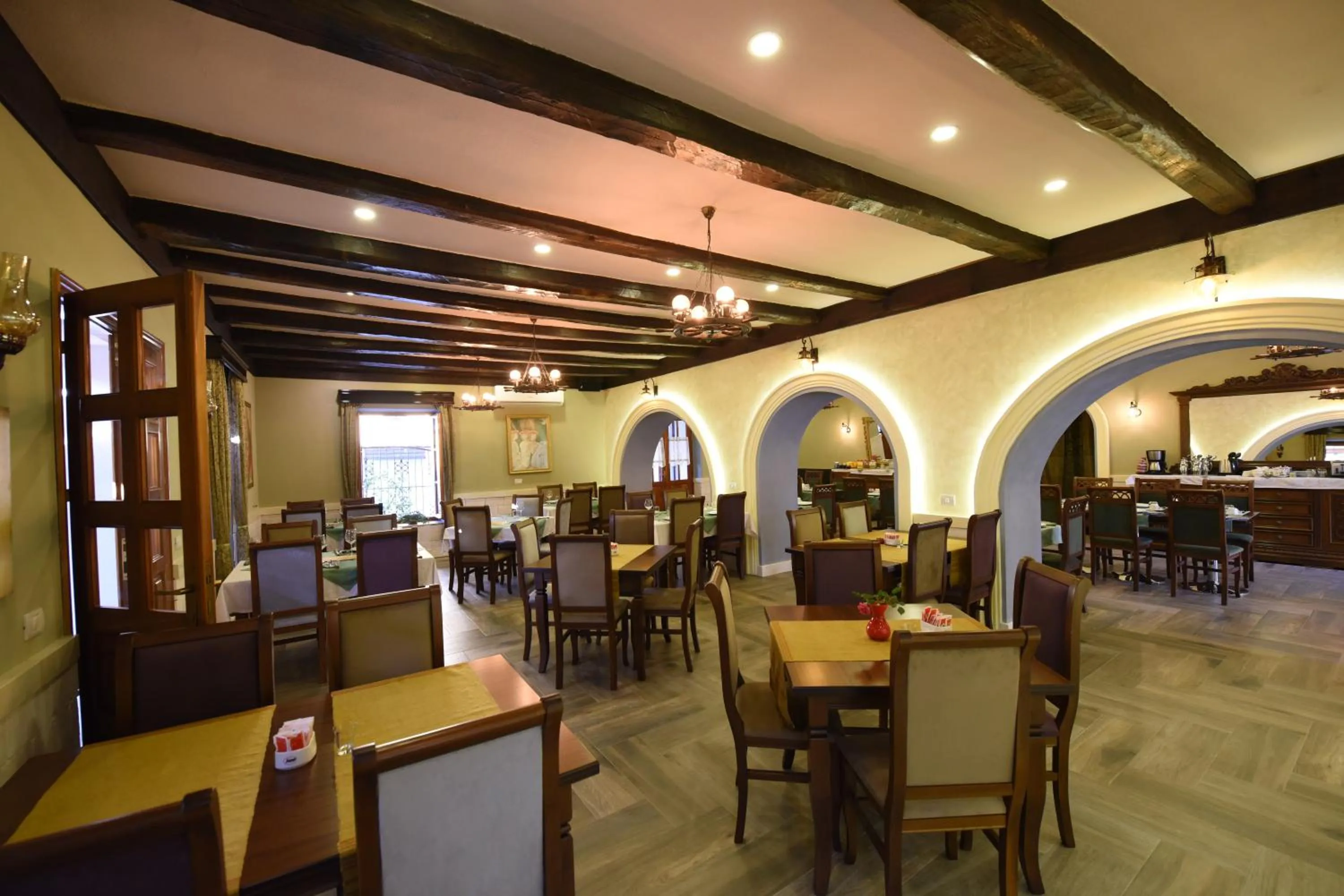 Restaurant/places to eat in Rose Garden Hotel