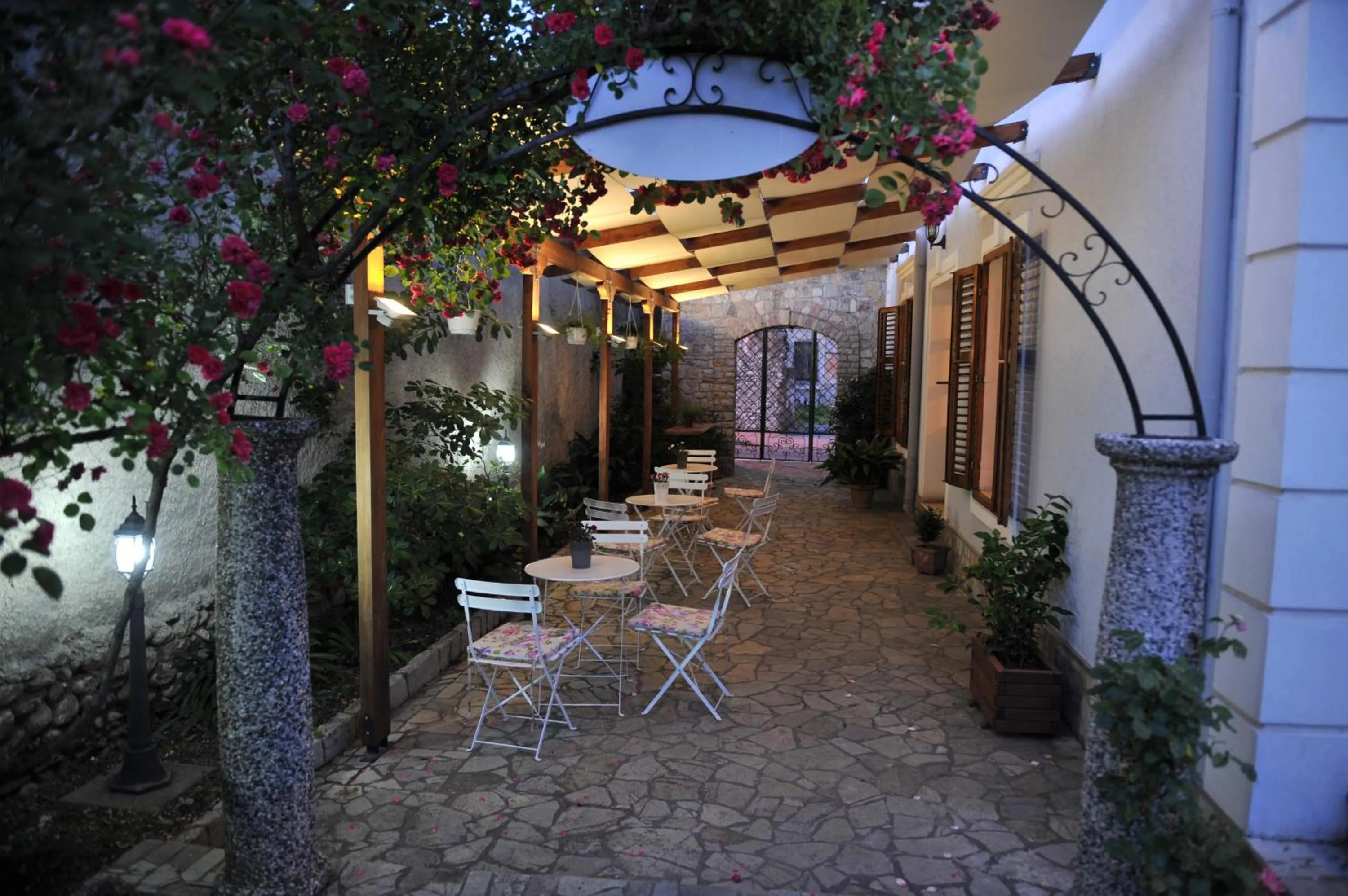 Garden in Rose Garden Hotel