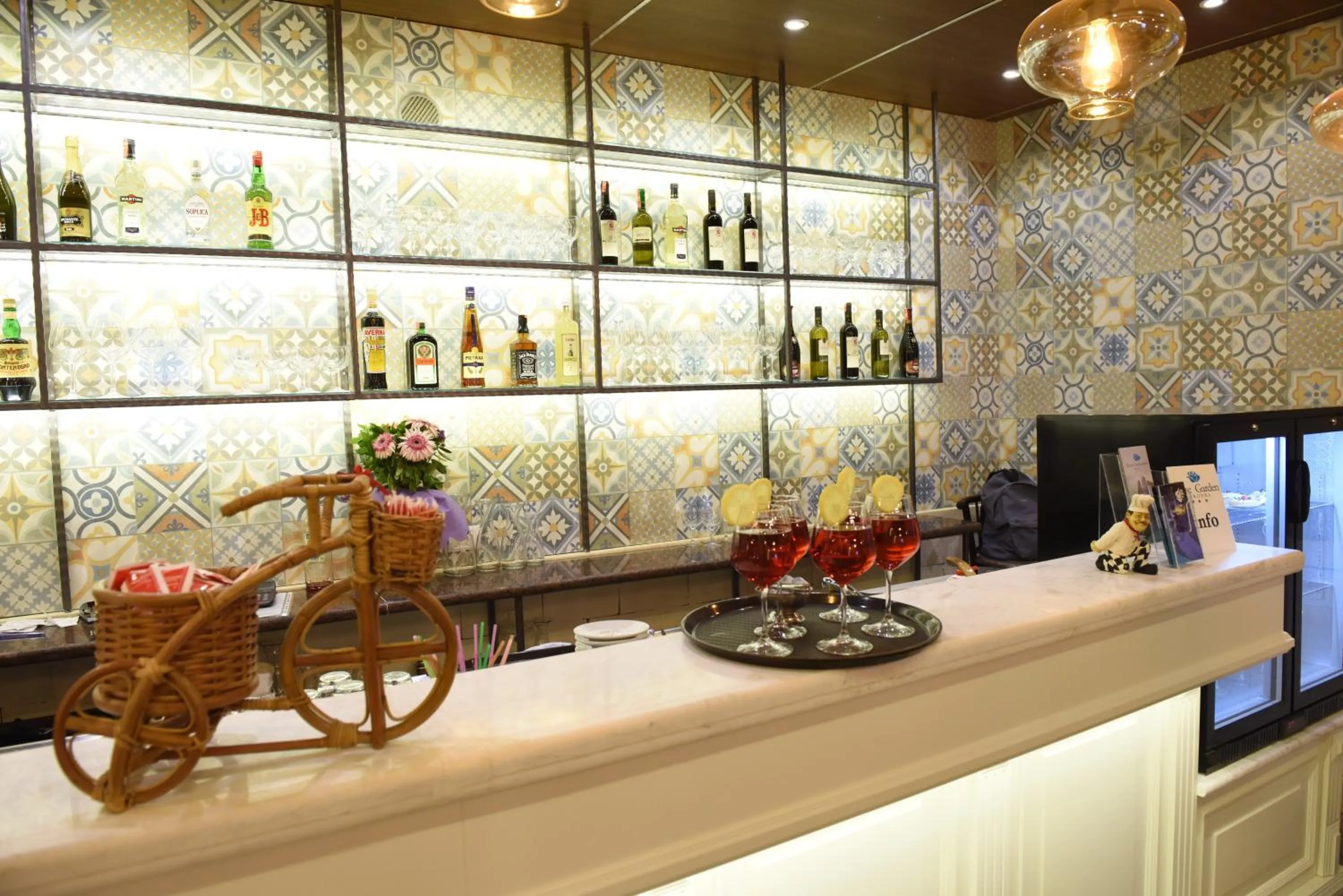 Restaurant/places to eat in Rose Garden Hotel