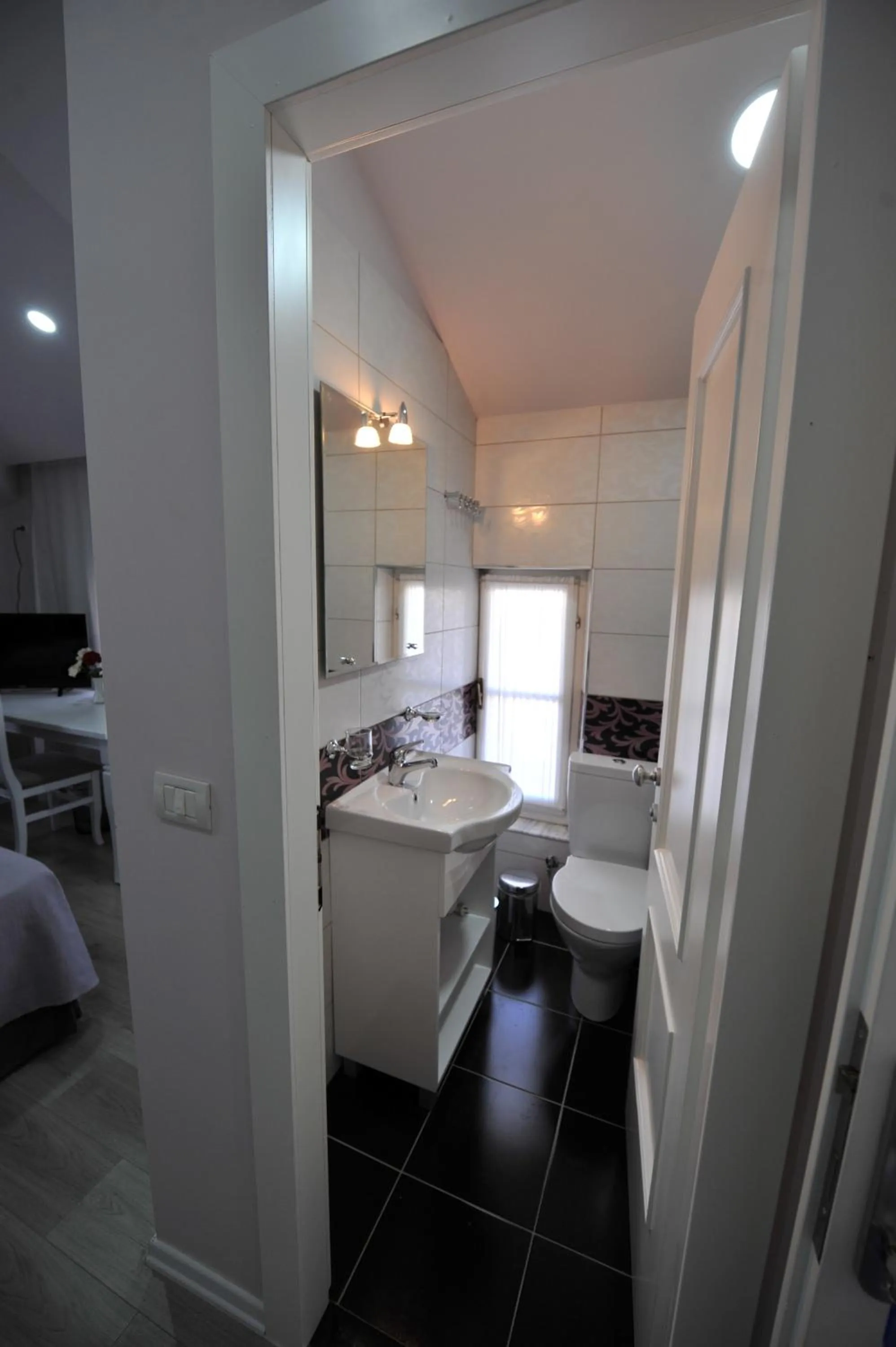 Bathroom, Bed in Rose Garden Hotel